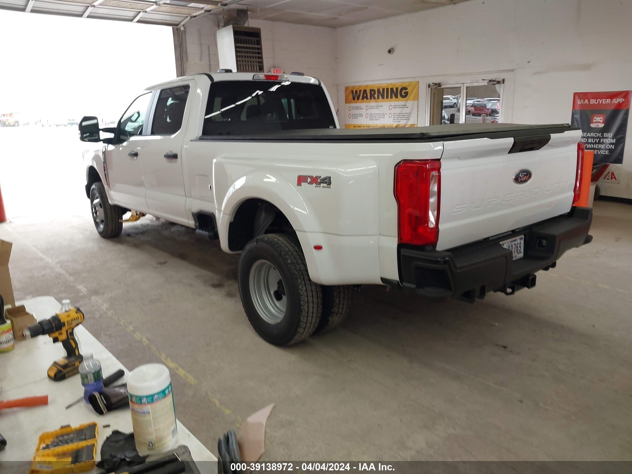 Photo 2 VIN: 1FT8W3DA1RED41266 - FORD F350 