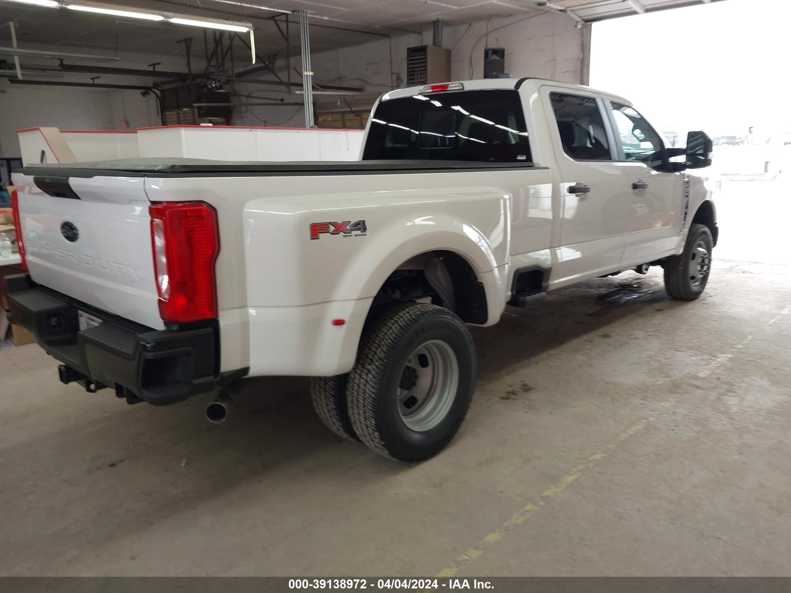 Photo 3 VIN: 1FT8W3DA1RED41266 - FORD F350 