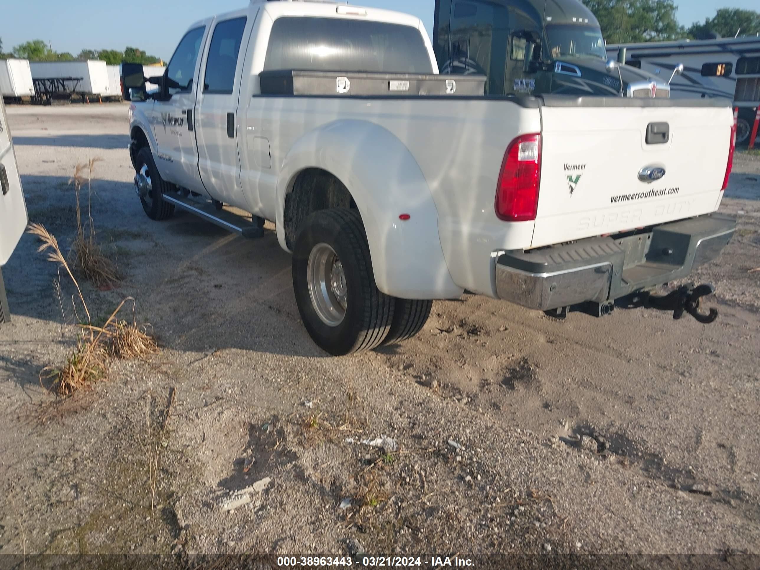 Photo 2 VIN: 1FT8W3DT0GEB44846 - FORD F350 