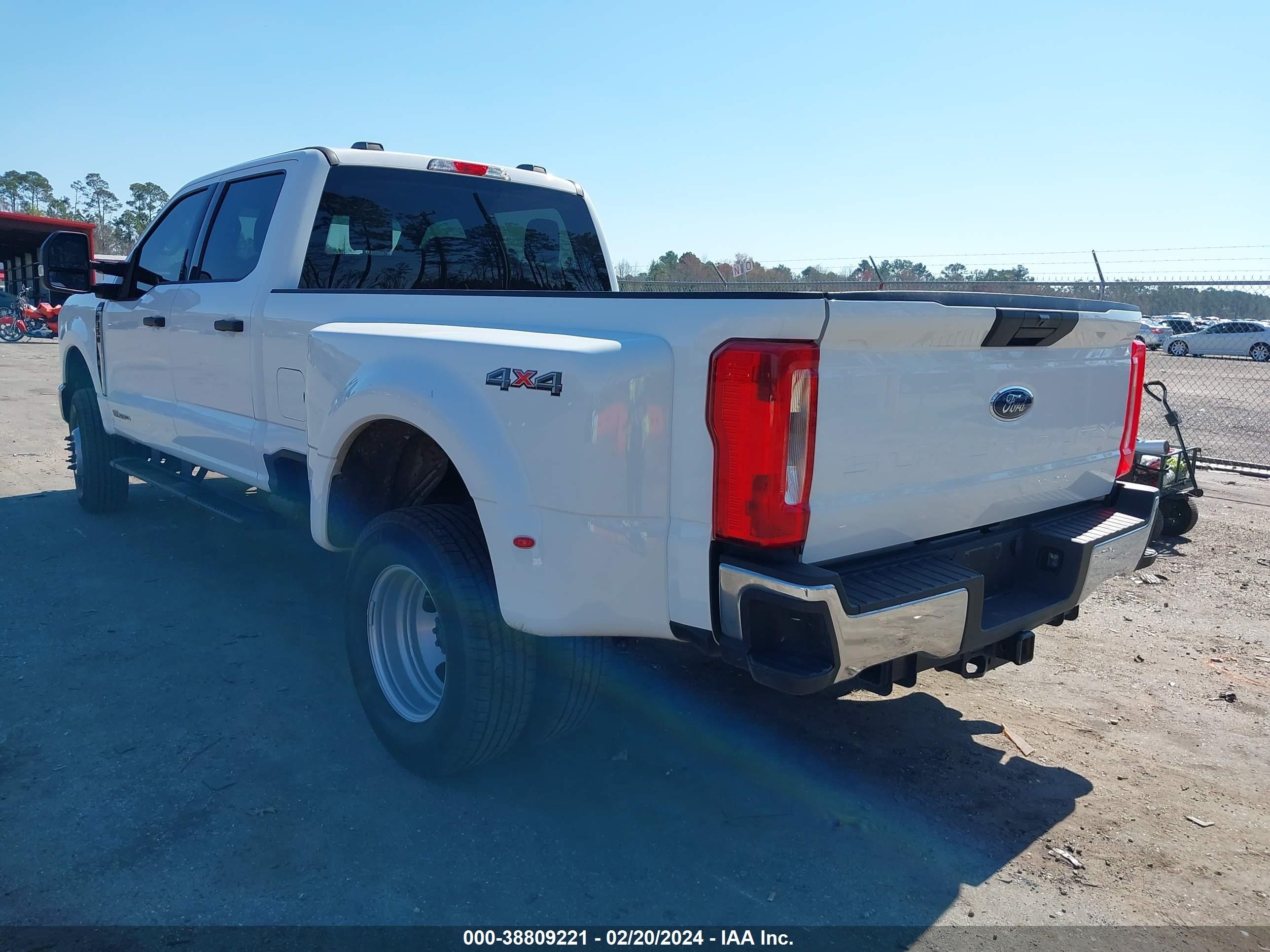 Photo 2 VIN: 1FT8W3DT0PED17507 - FORD F350 