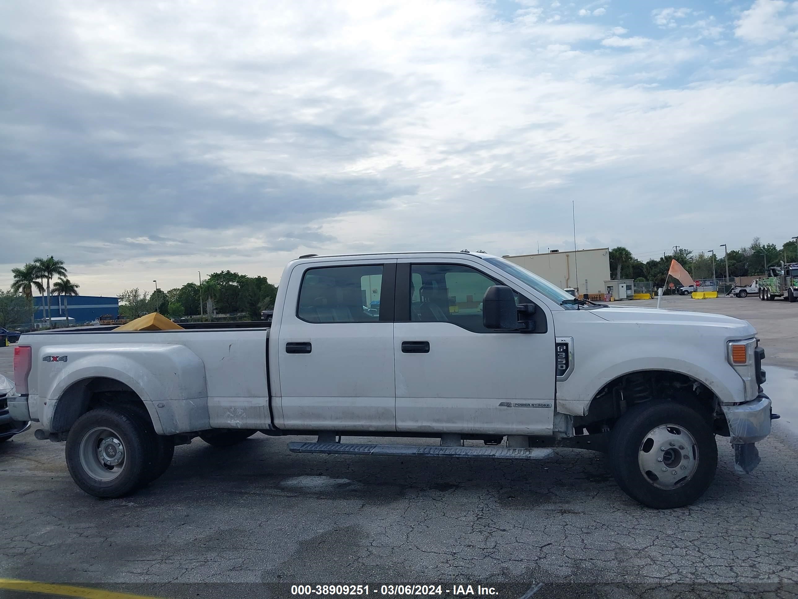 Photo 13 VIN: 1FT8W3DT2MEC03827 - FORD F350 