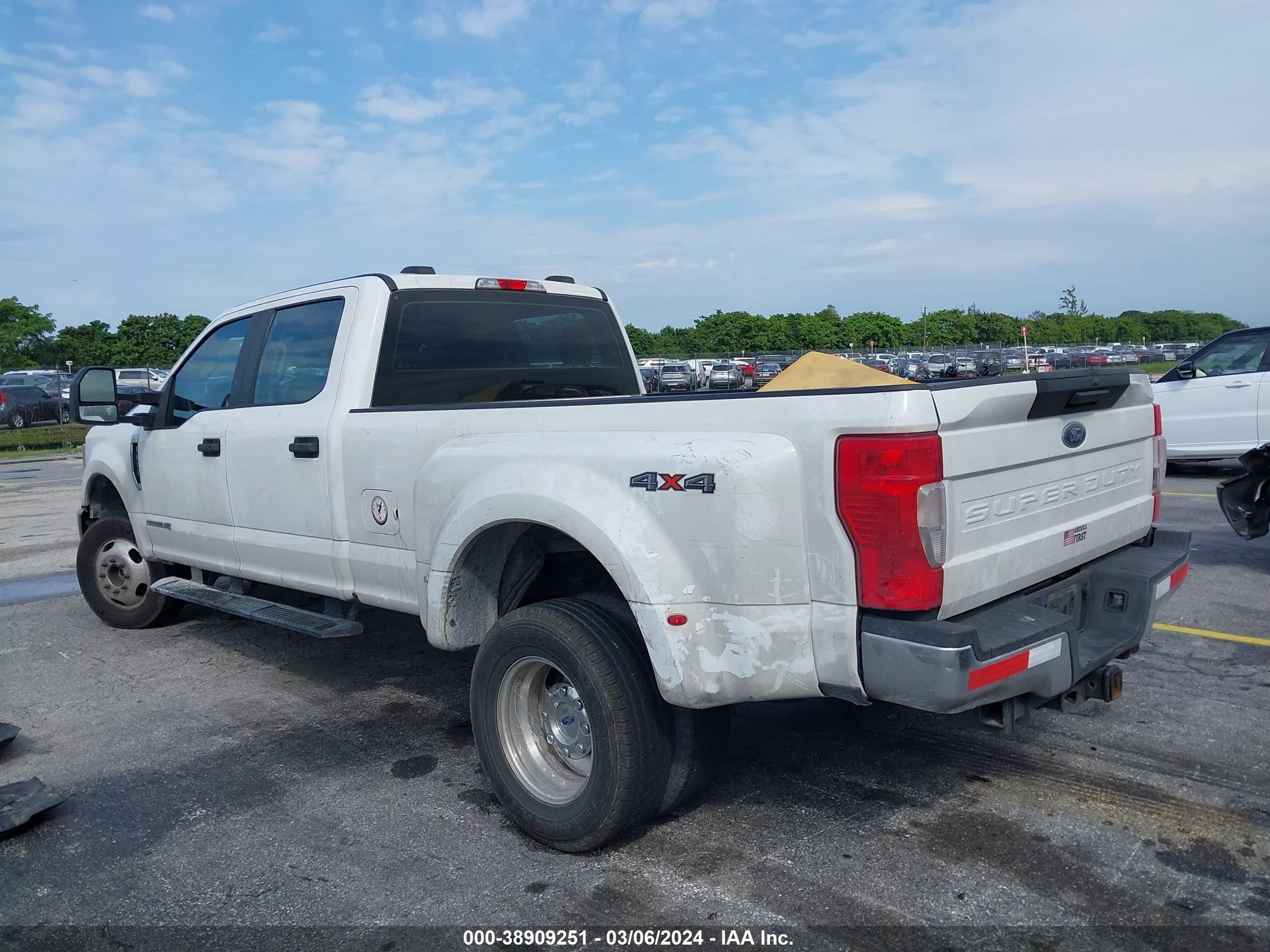 Photo 2 VIN: 1FT8W3DT2MEC03827 - FORD F350 