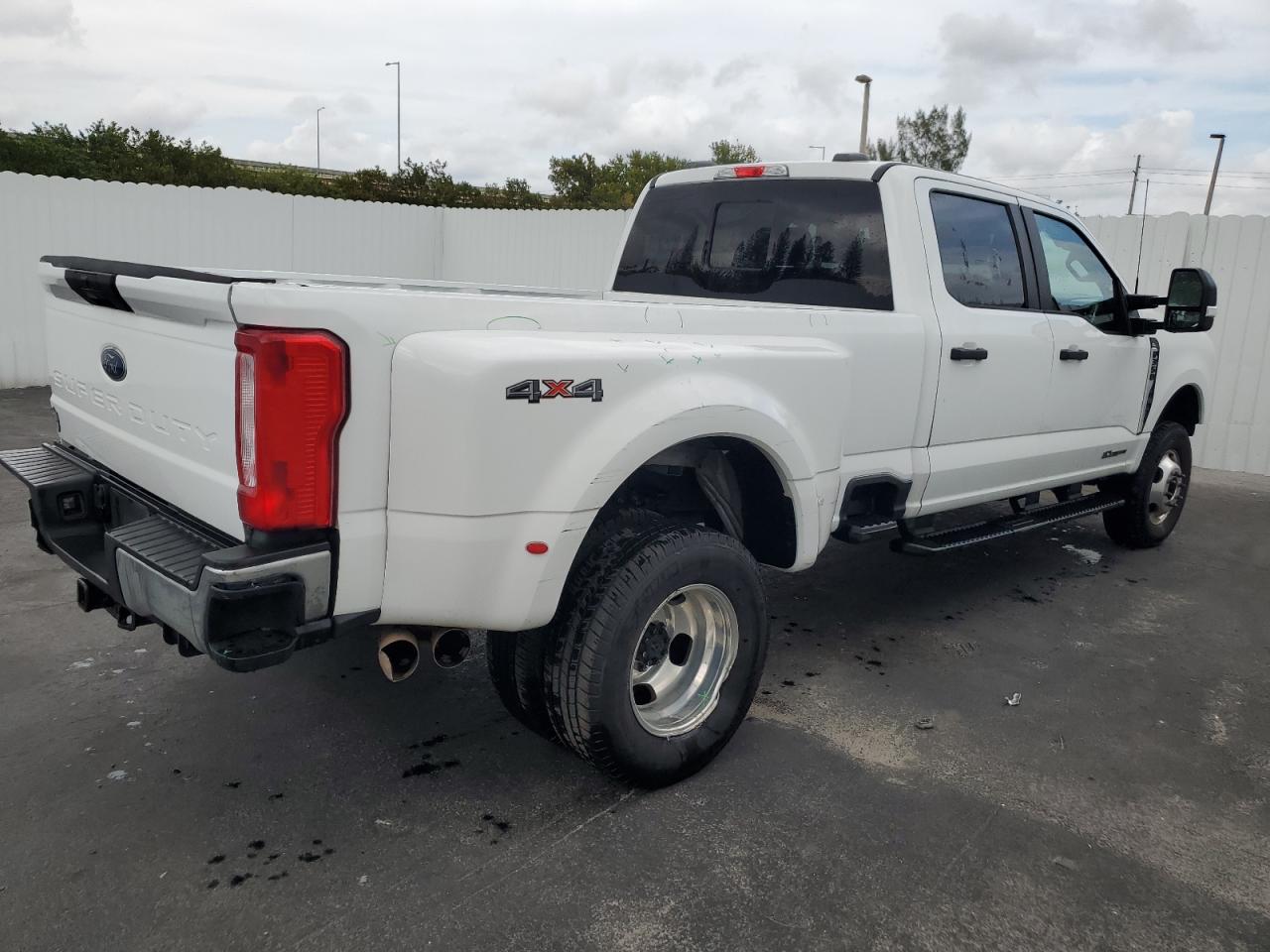 Photo 2 VIN: 1FT8W3DT4PEC16101 - FORD F350 