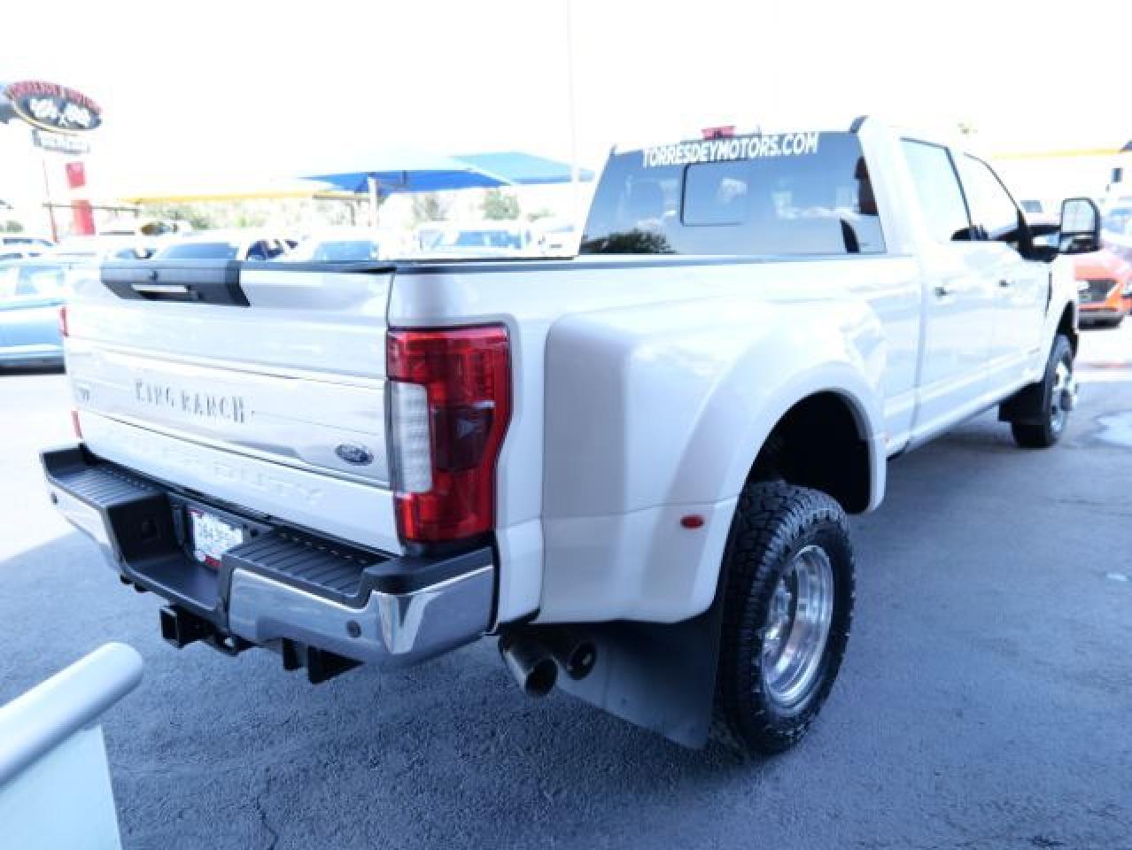 Photo 4 VIN: 1FT8W3DT8JEB18549 - FORD F350 