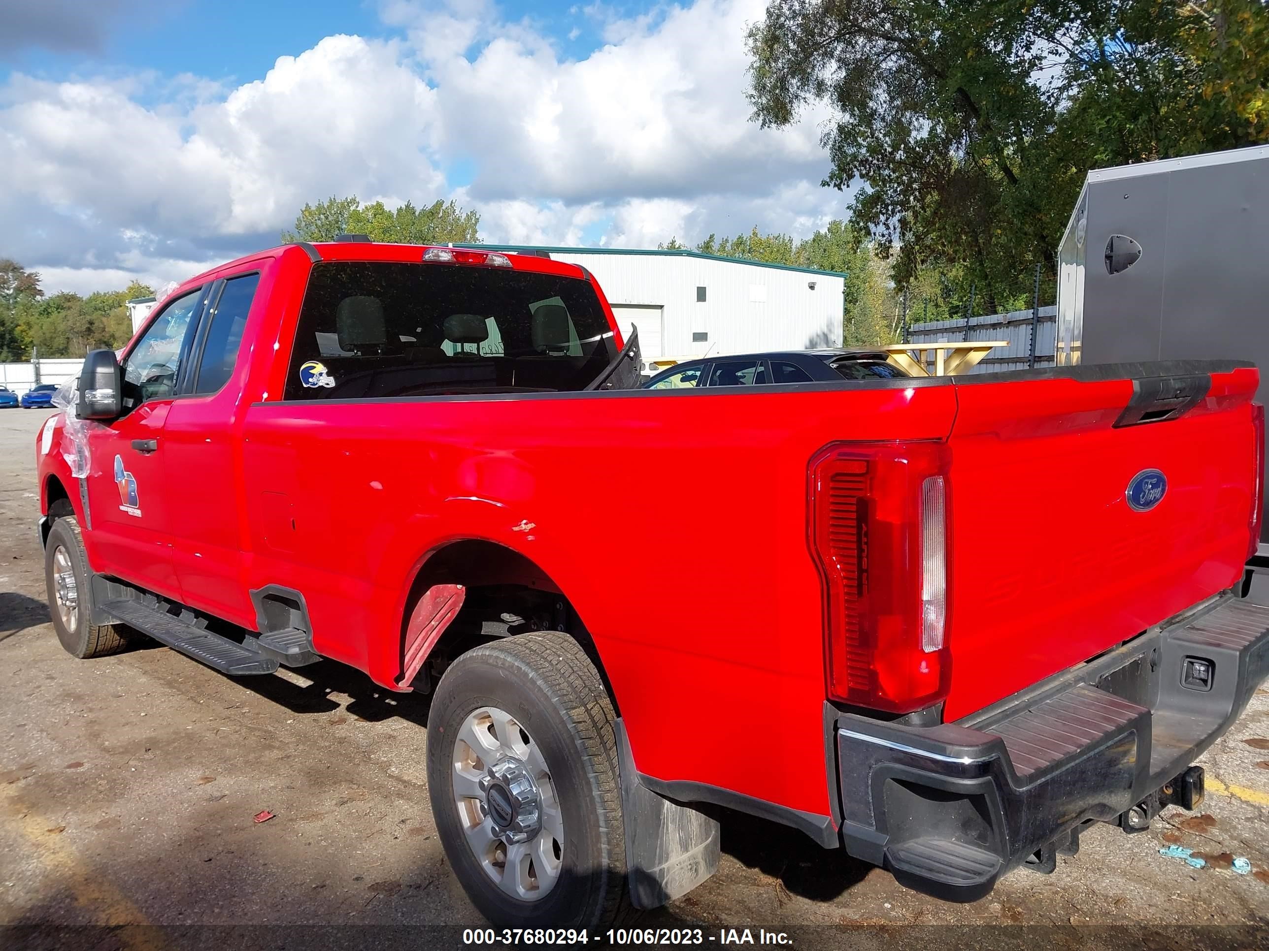 Photo 2 VIN: 1FT8X2BN1PEC60875 - FORD F250 