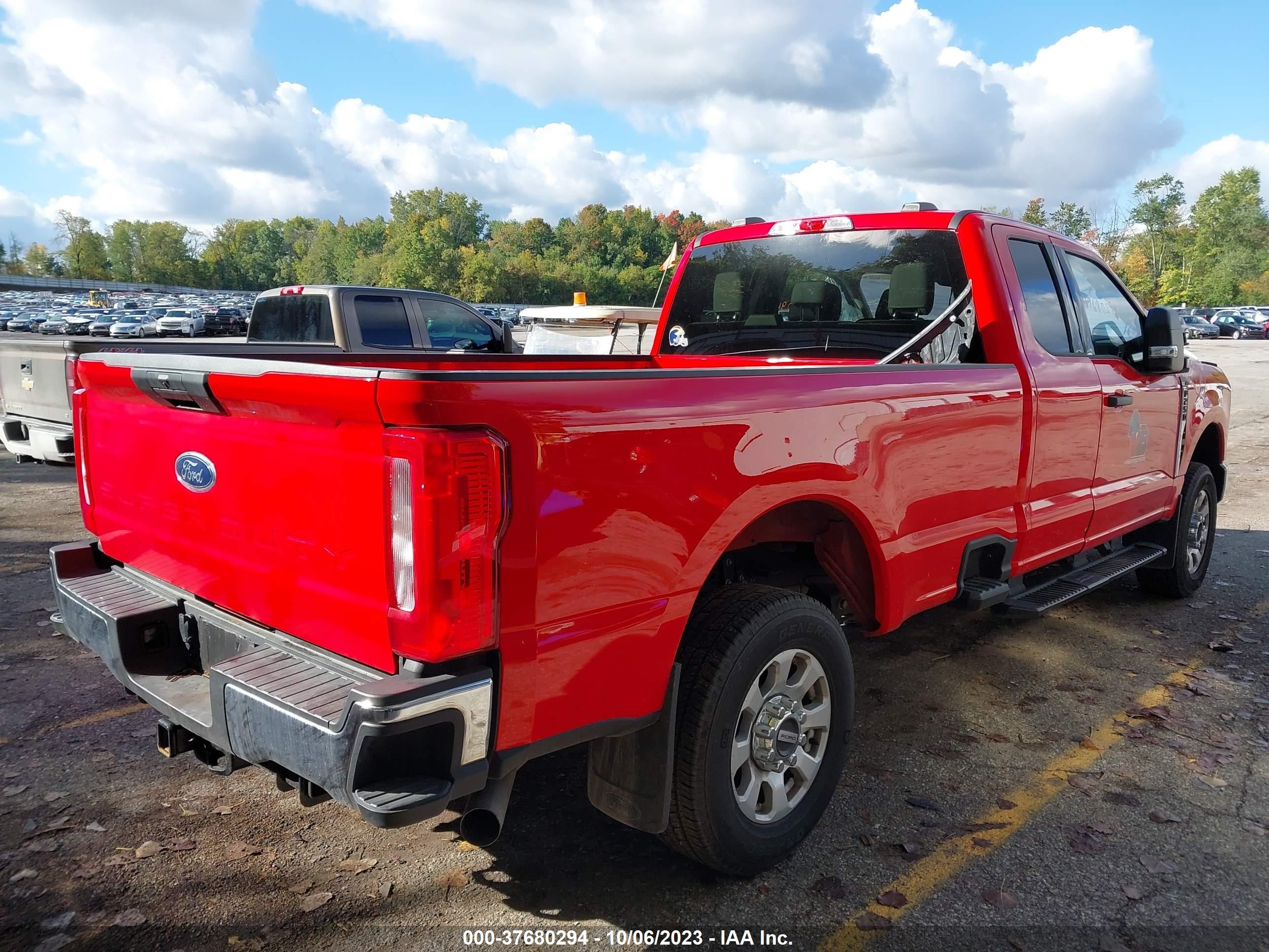 Photo 3 VIN: 1FT8X2BN1PEC60875 - FORD F250 