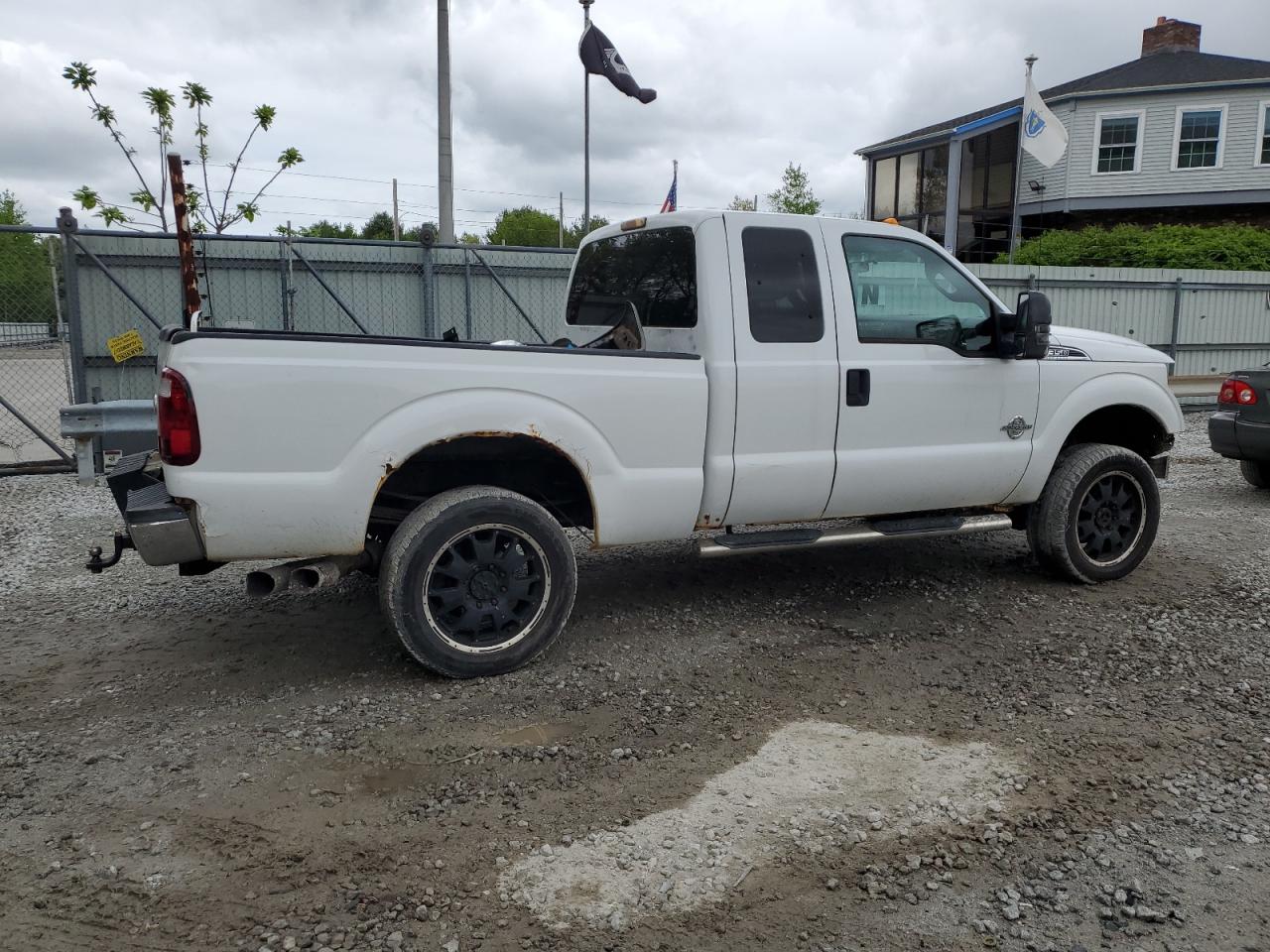 Photo 2 VIN: 1FT8X3BT7BEC83753 - FORD F350 