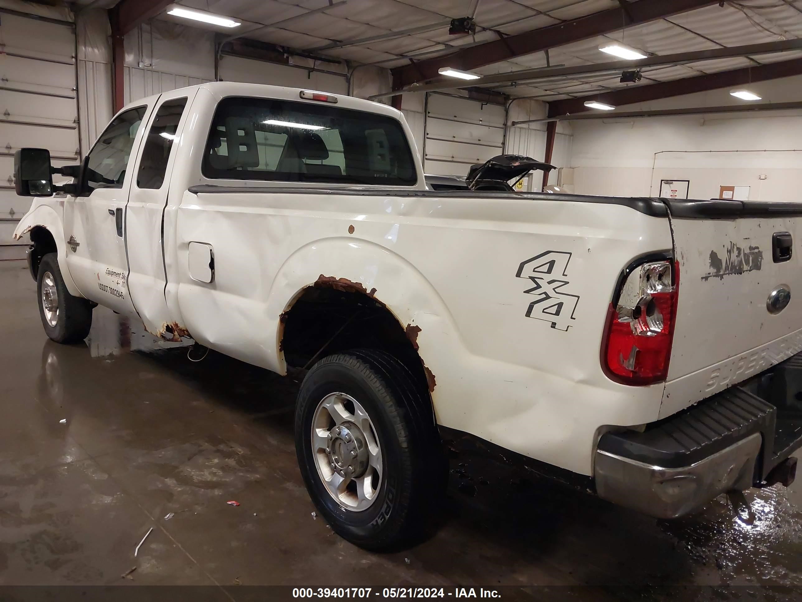 Photo 2 VIN: 1FT8X3BT9BEB83105 - FORD F350 