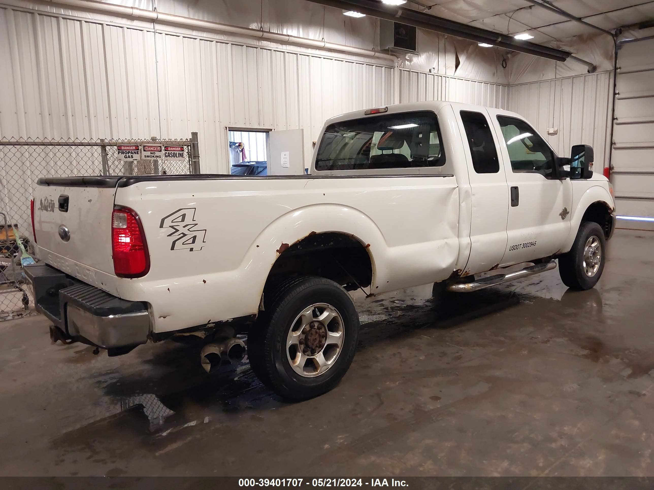 Photo 3 VIN: 1FT8X3BT9BEB83105 - FORD F350 