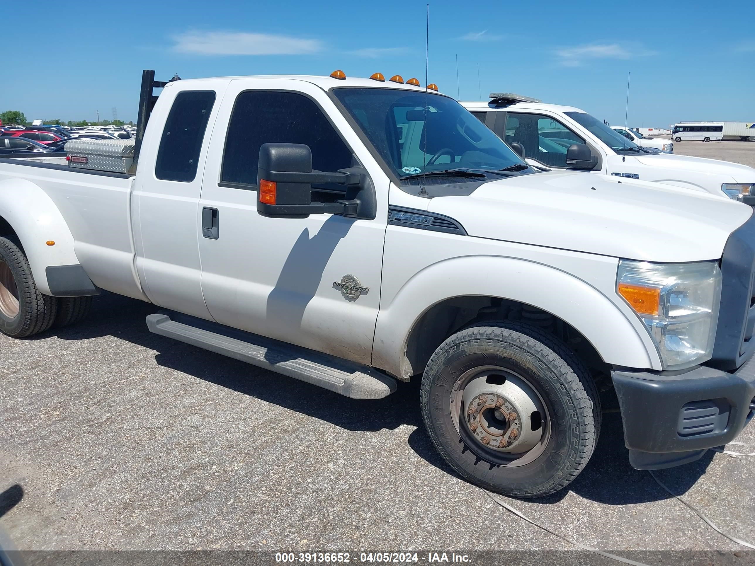 Photo 11 VIN: 1FT8X3CT3FED32144 - FORD F350 