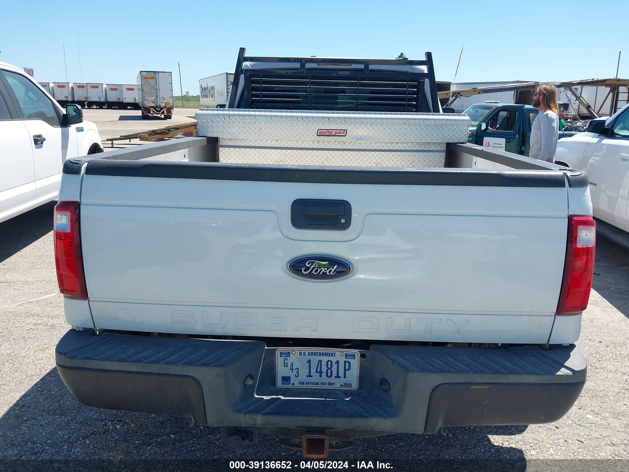 Photo 13 VIN: 1FT8X3CT3FED32144 - FORD F350 