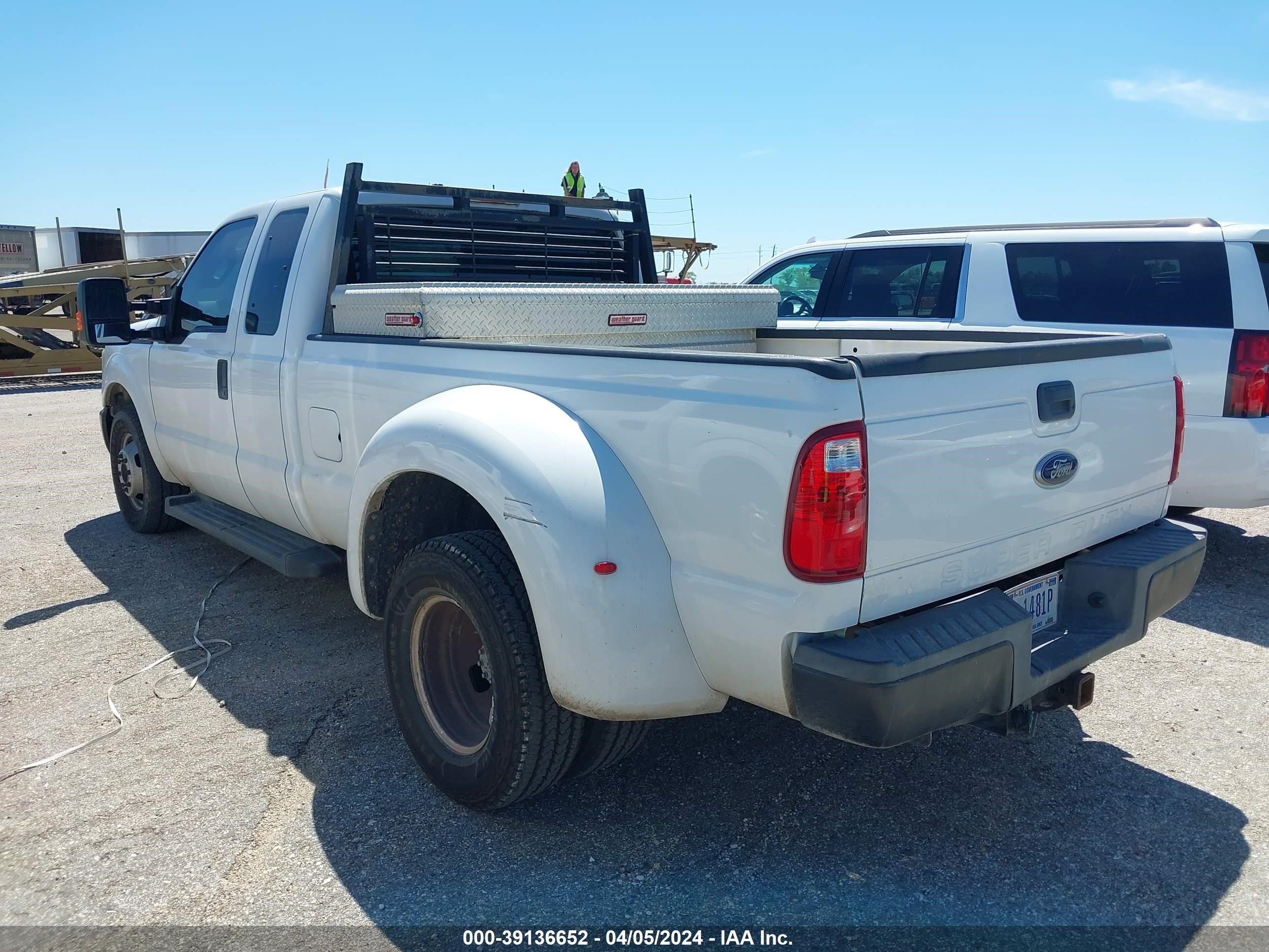 Photo 2 VIN: 1FT8X3CT3FED32144 - FORD F350 