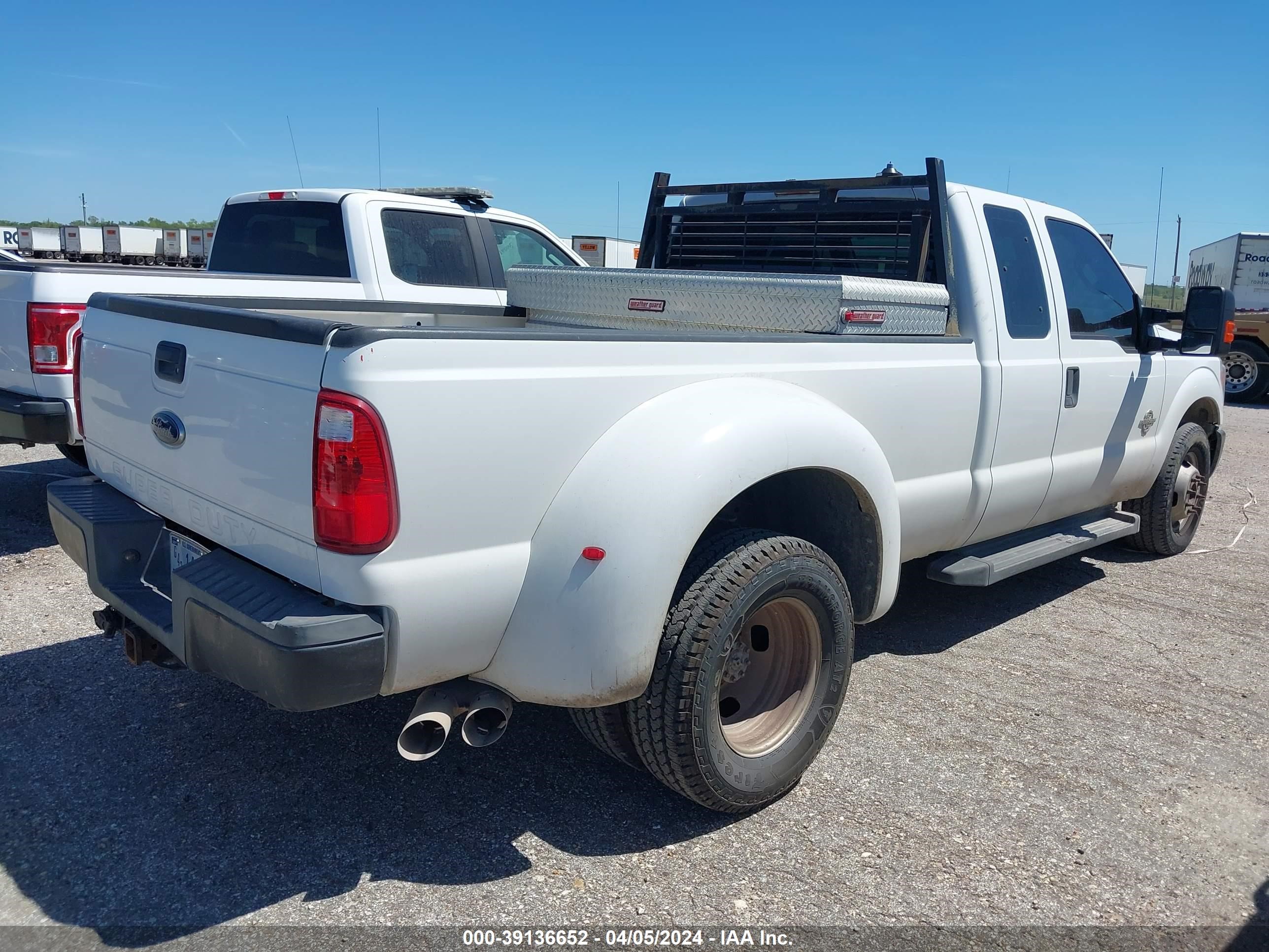 Photo 3 VIN: 1FT8X3CT3FED32144 - FORD F350 