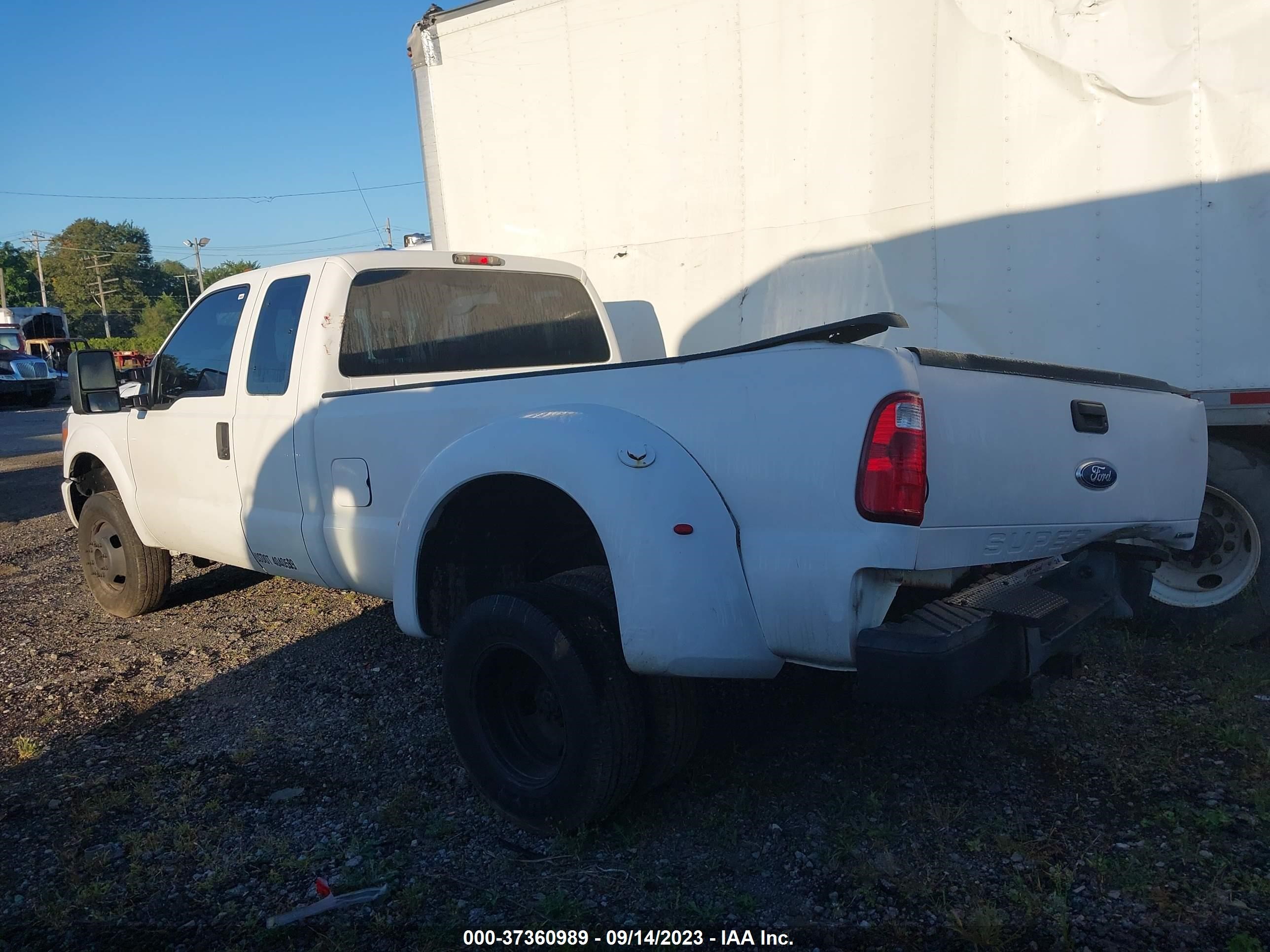 Photo 2 VIN: 1FT8X3D61BEA71521 - FORD F350 