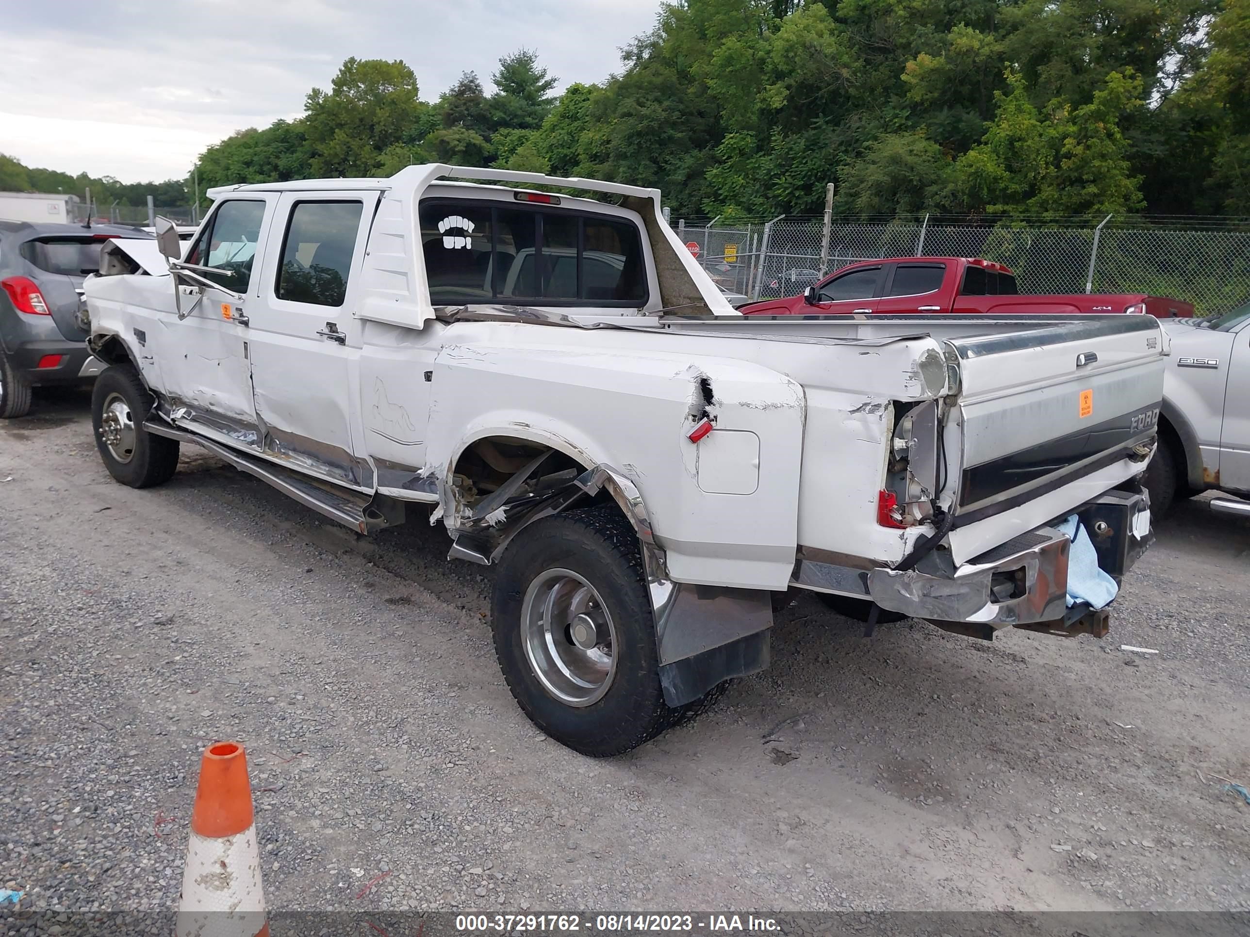 Photo 2 VIN: 1FTJW36F2TEB29607 - FORD F350 