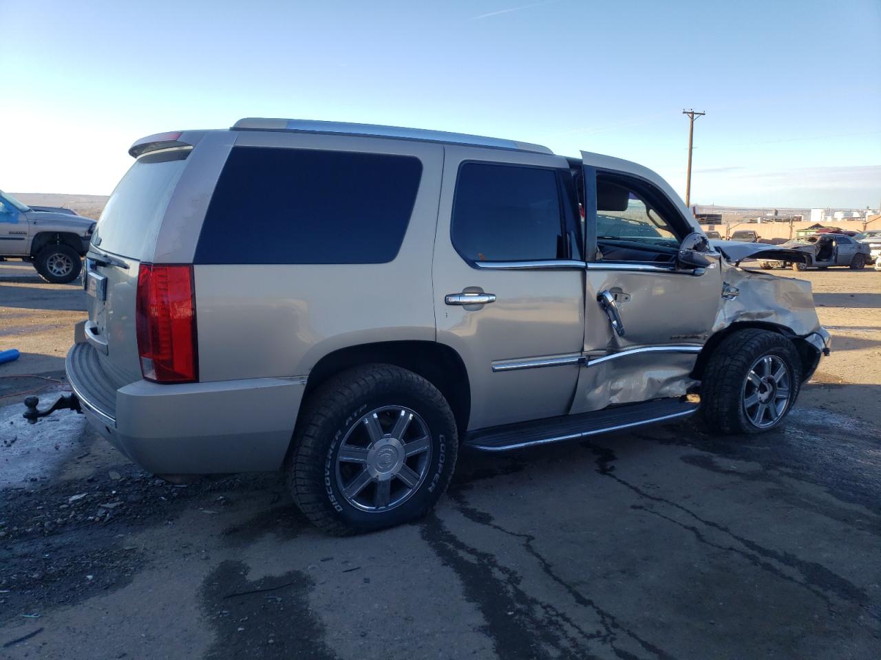 Photo 2 VIN: 1FTNW21SXYEC65815 - CADILLAC ESCALADE 