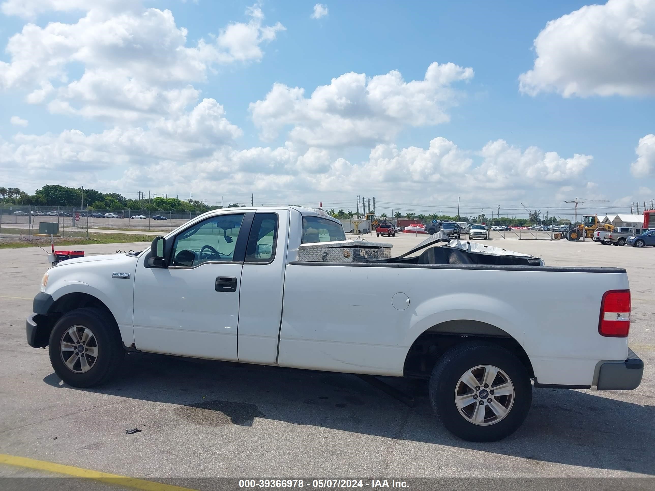 Photo 13 VIN: 1FTRF12226NA94257 - FORD F-150 