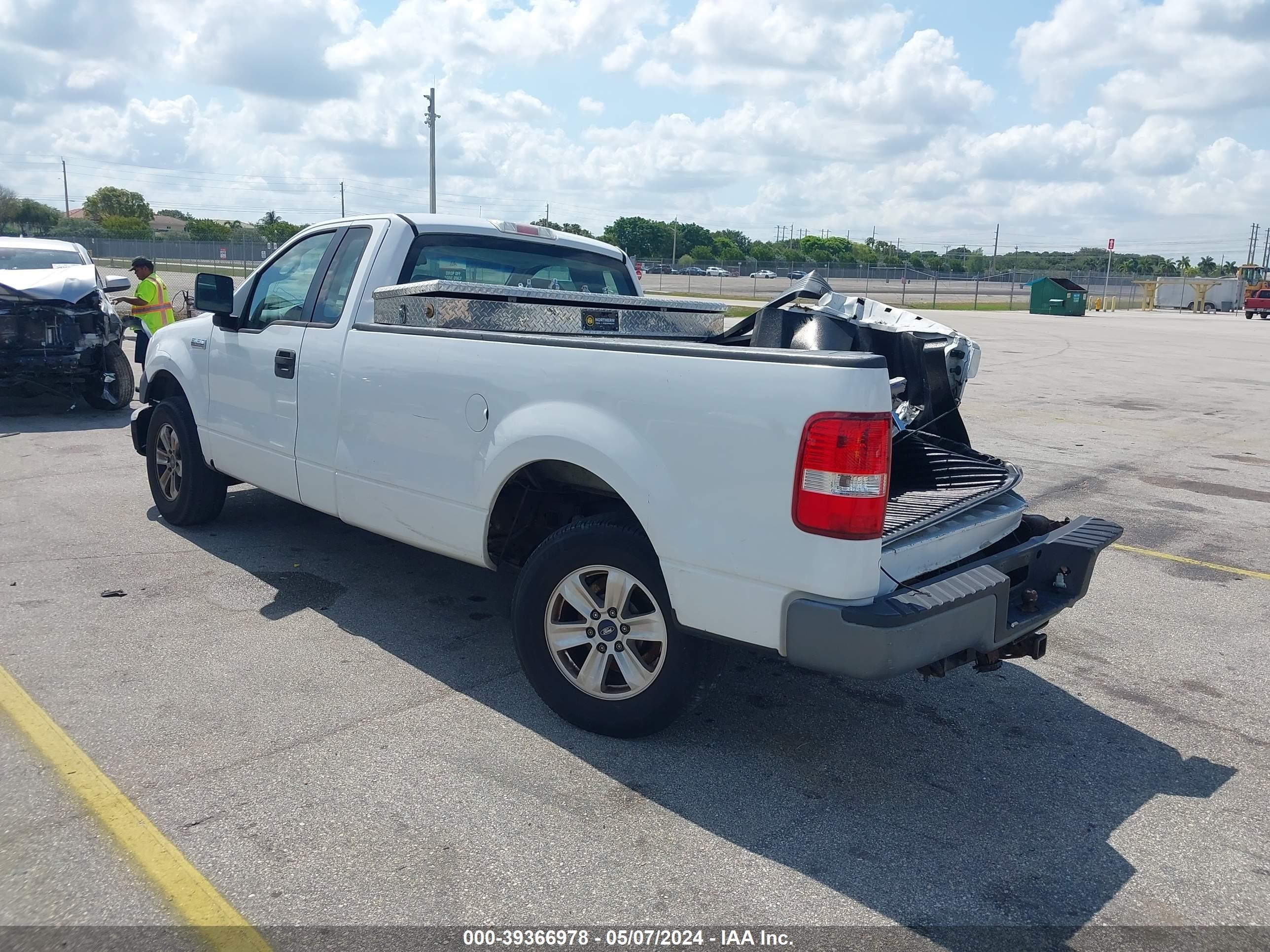 Photo 2 VIN: 1FTRF12226NA94257 - FORD F-150 