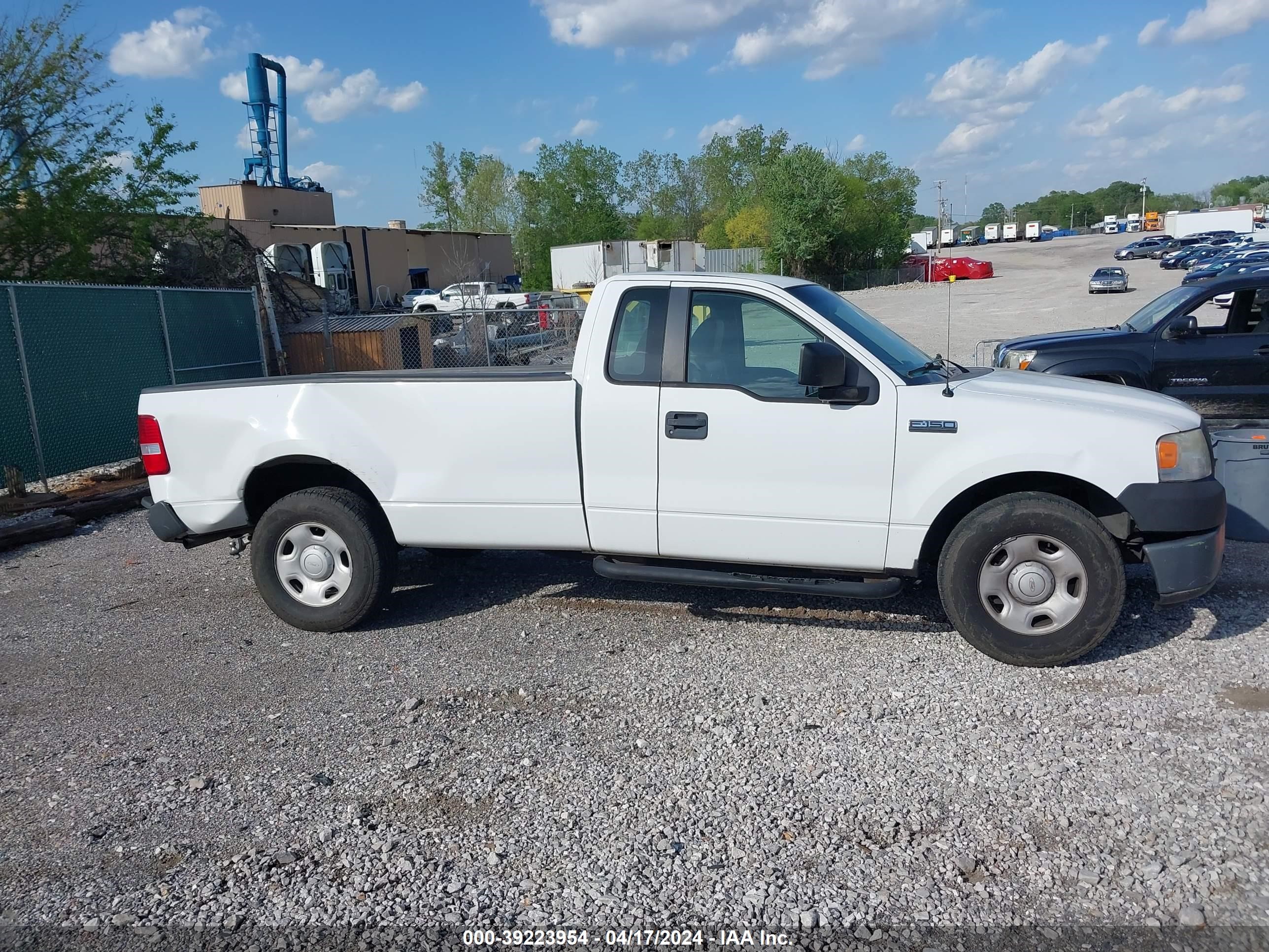 Photo 12 VIN: 1FTRF12227NA82000 - FORD F-150 