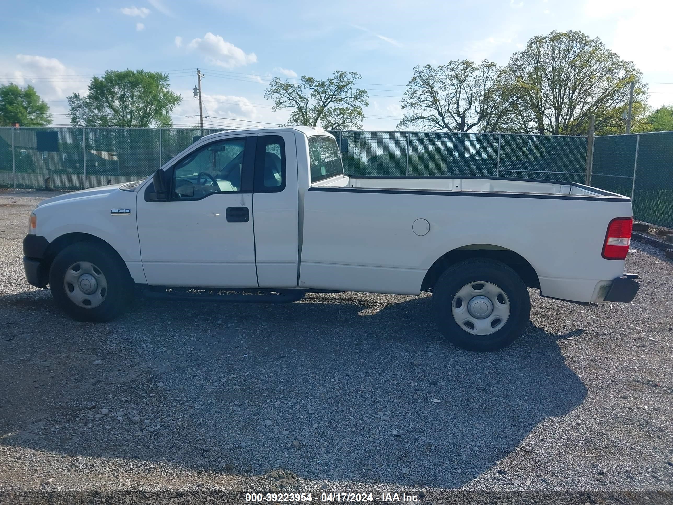 Photo 13 VIN: 1FTRF12227NA82000 - FORD F-150 