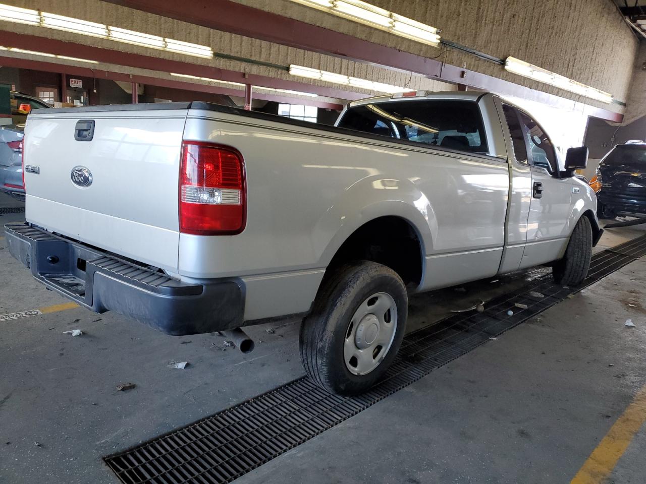 Photo 2 VIN: 1FTRF12266NA31582 - FORD F-150 