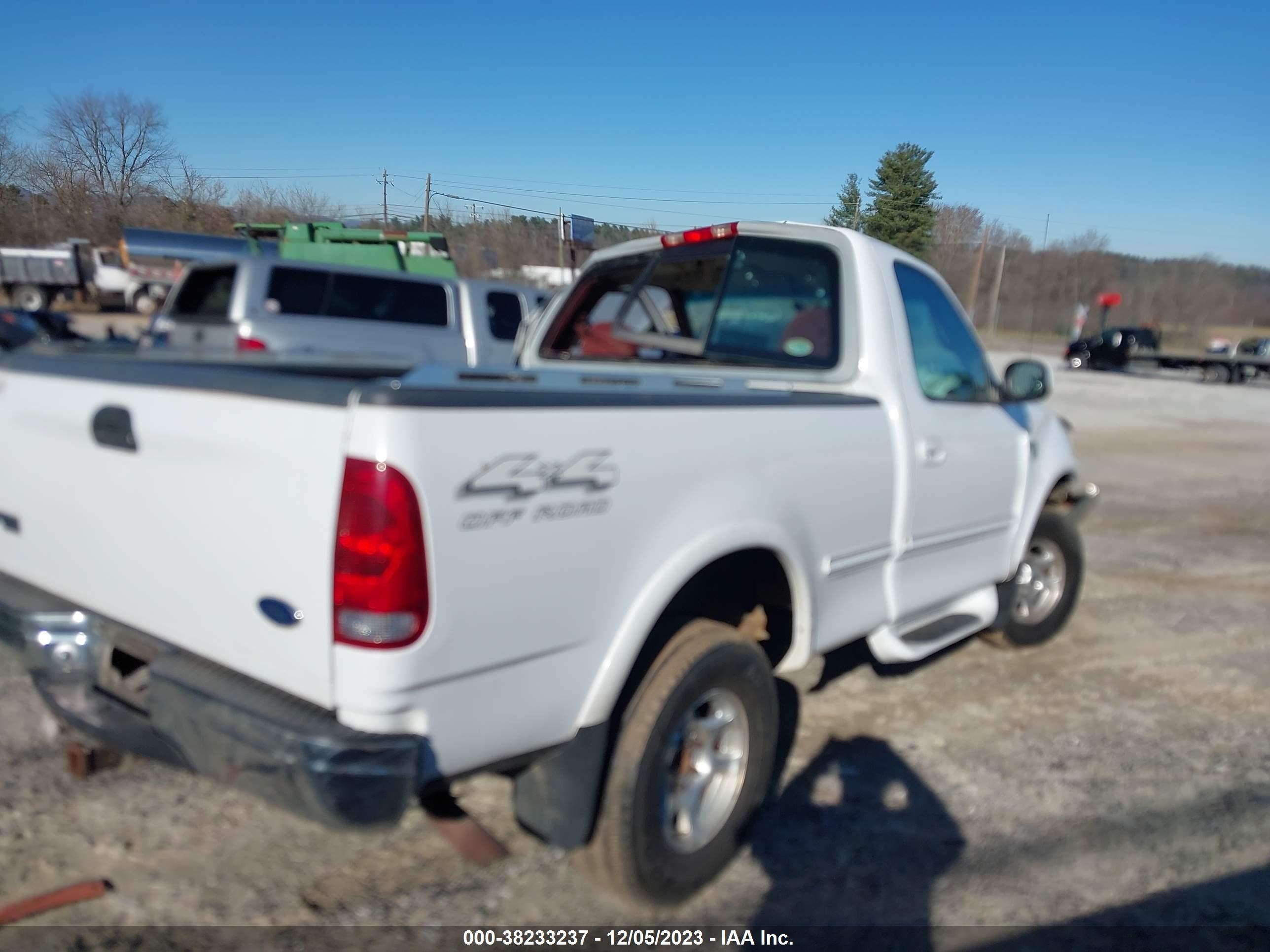 Photo 3 VIN: 1FTRF18L2WNB15737 - FORD F-150 