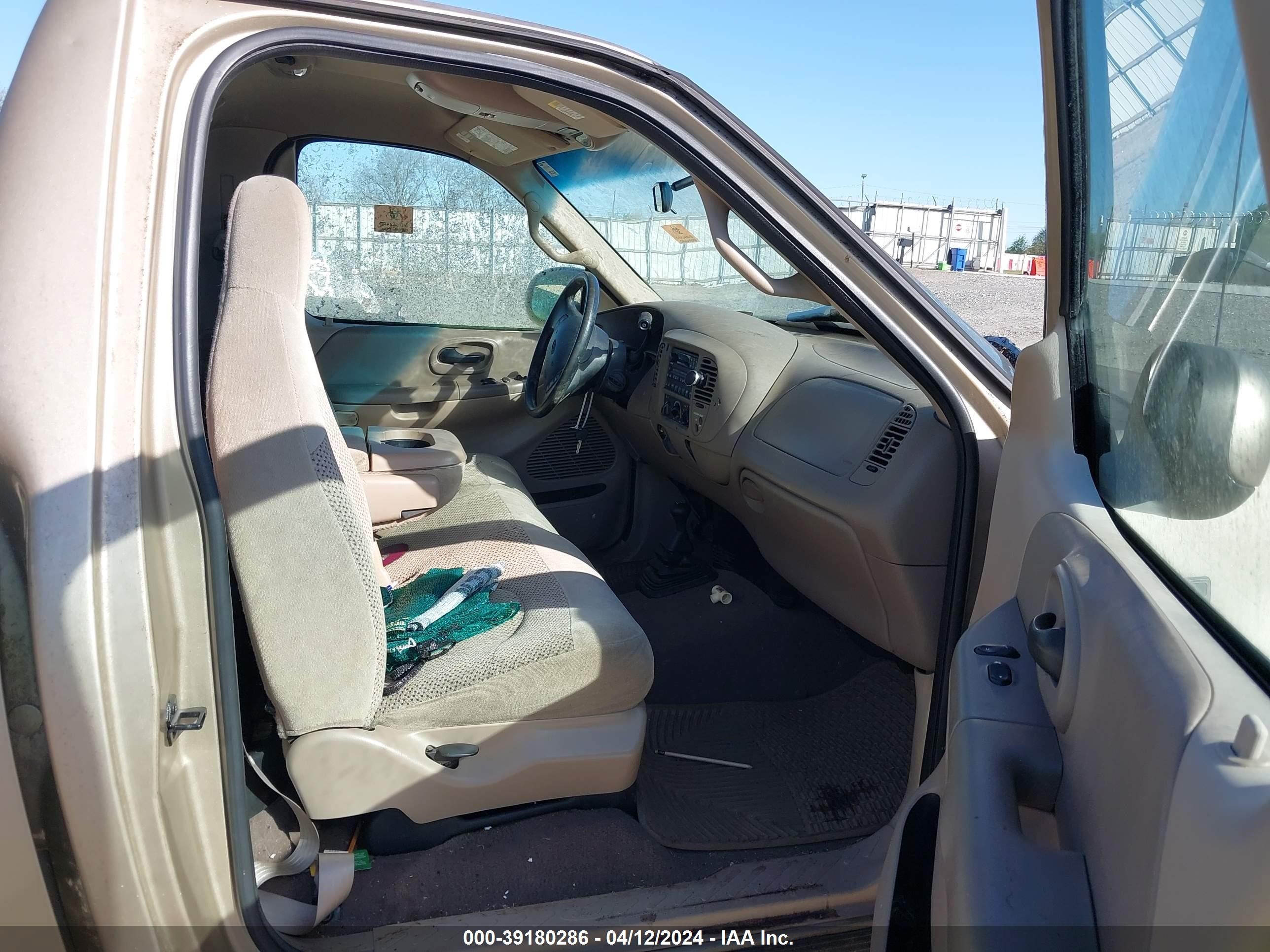 Photo 4 VIN: 1FTRF18W9YNC17386 - FORD F-150 