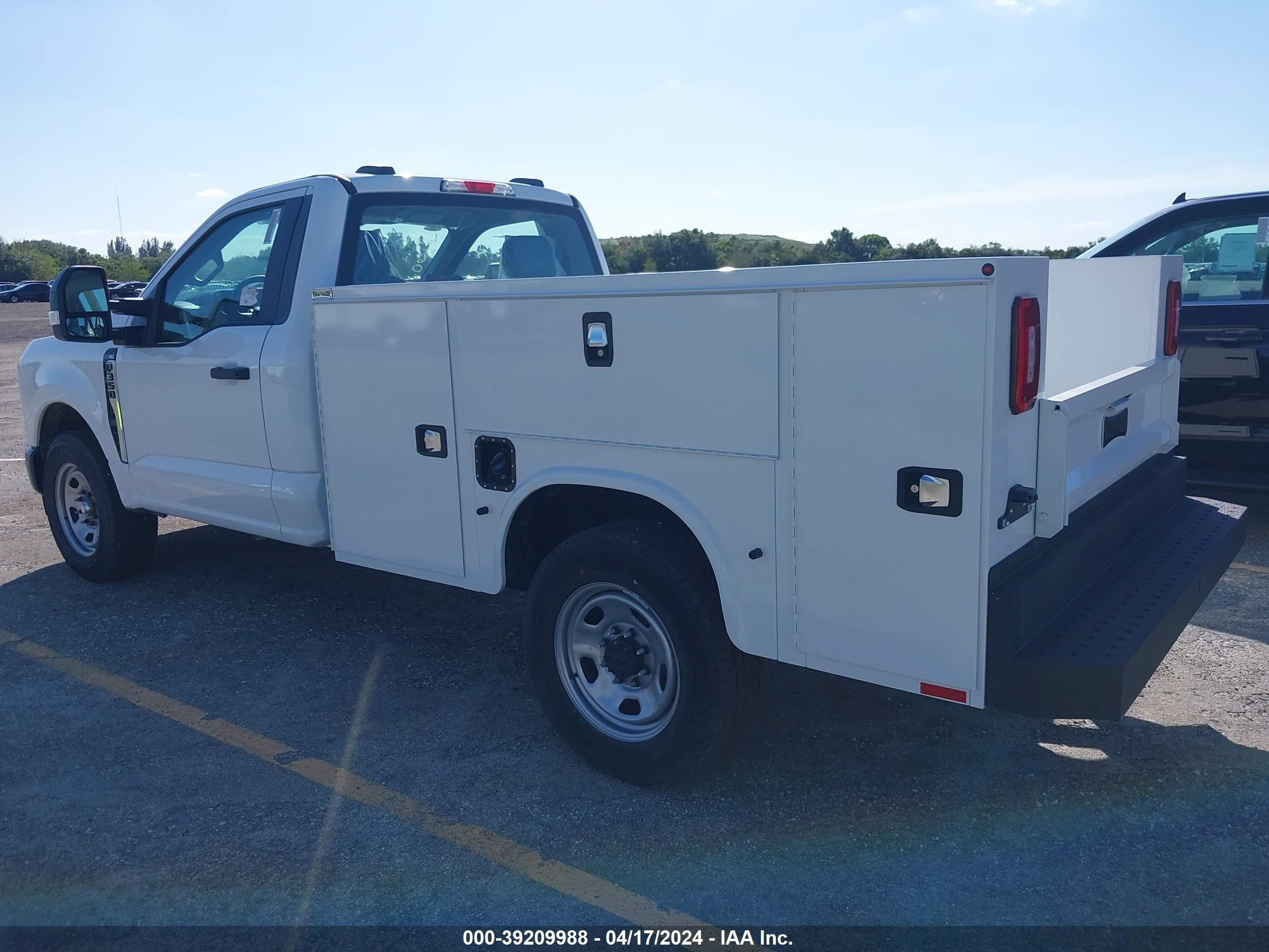 Photo 2 VIN: 1FTRF3AA0PEC36160 - FORD F350 