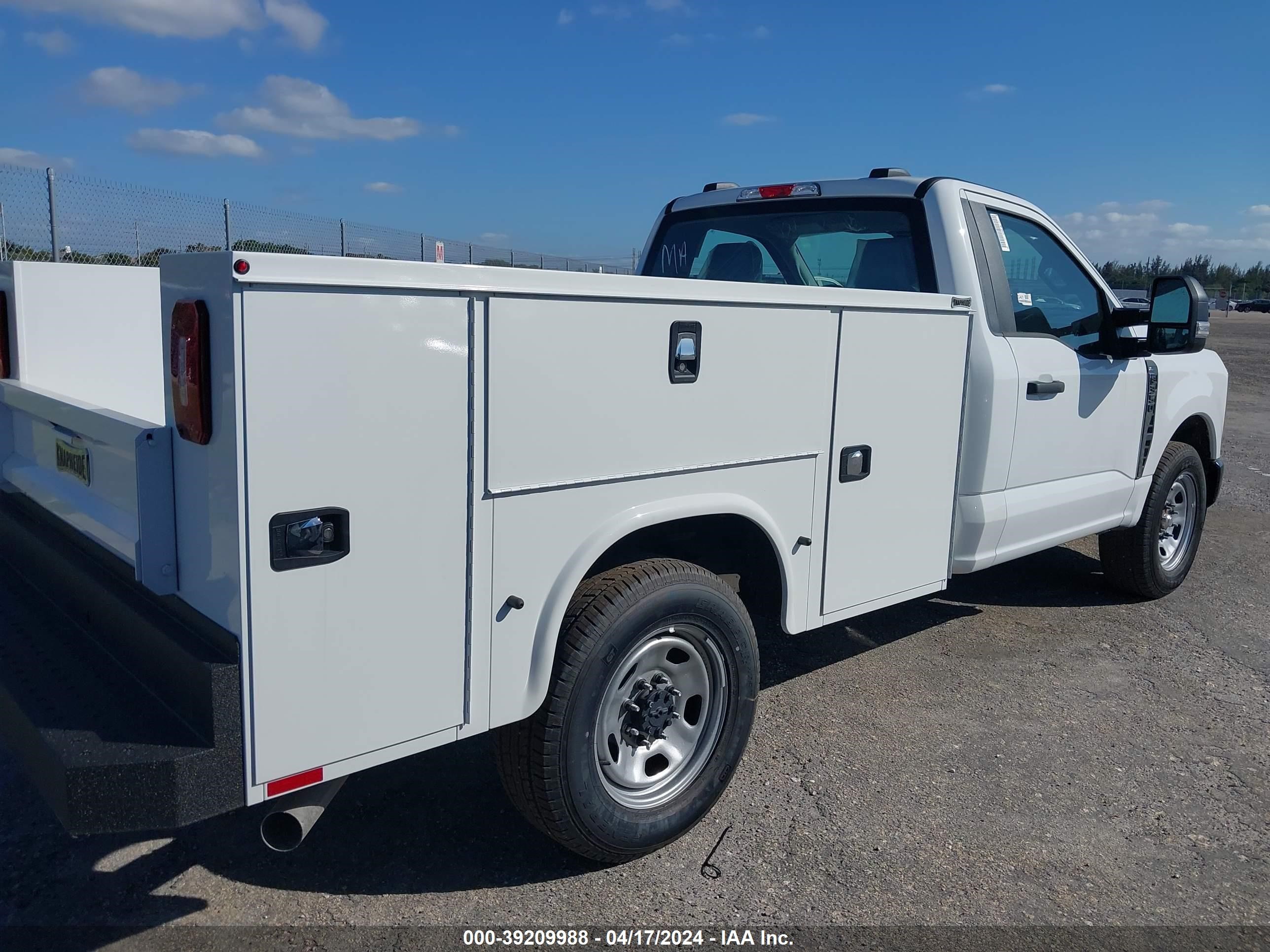 Photo 3 VIN: 1FTRF3AA0PEC36160 - FORD F350 