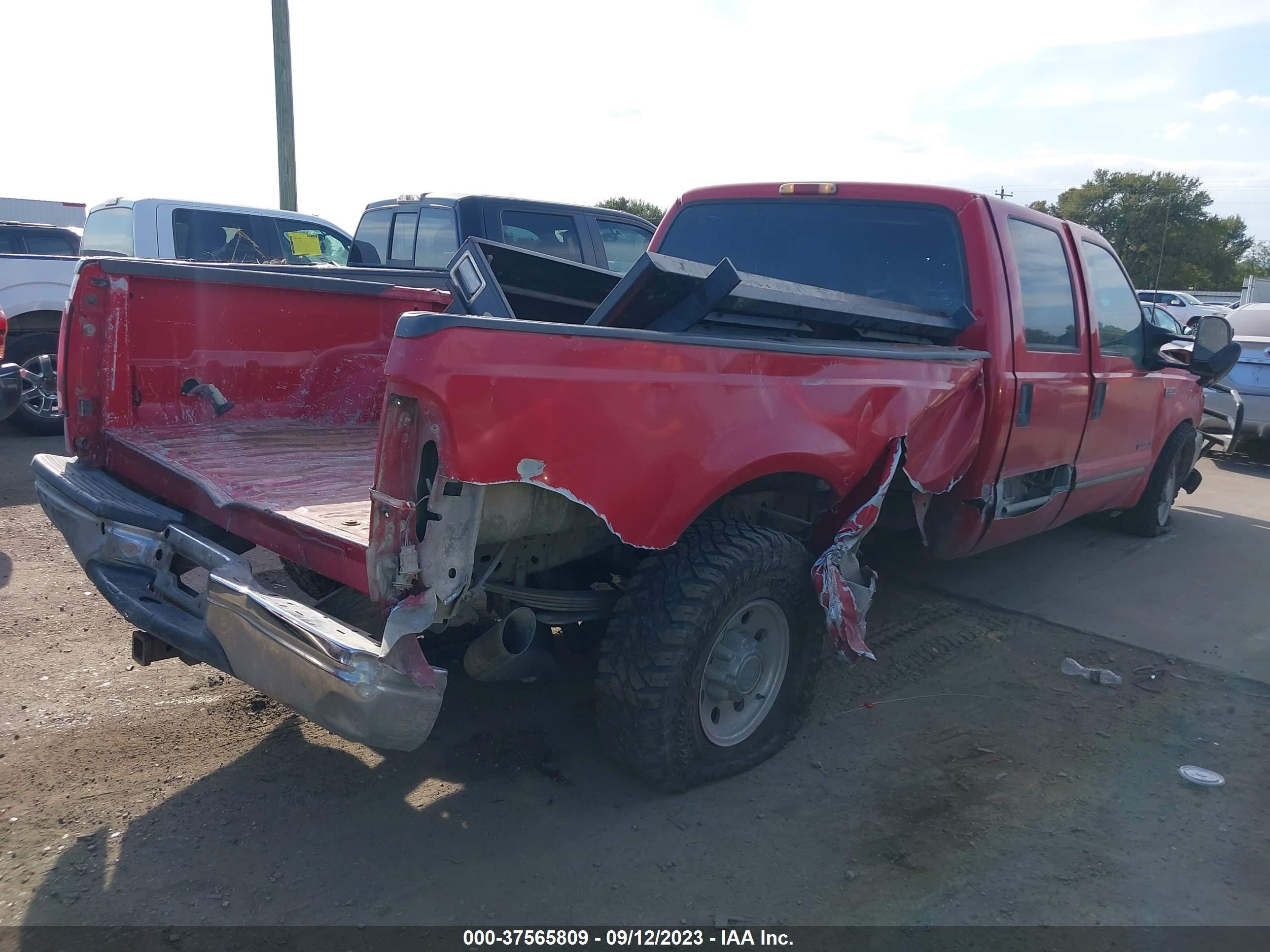 Photo 3 VIN: 1FTSW30F0XEE12915 - FORD F350 