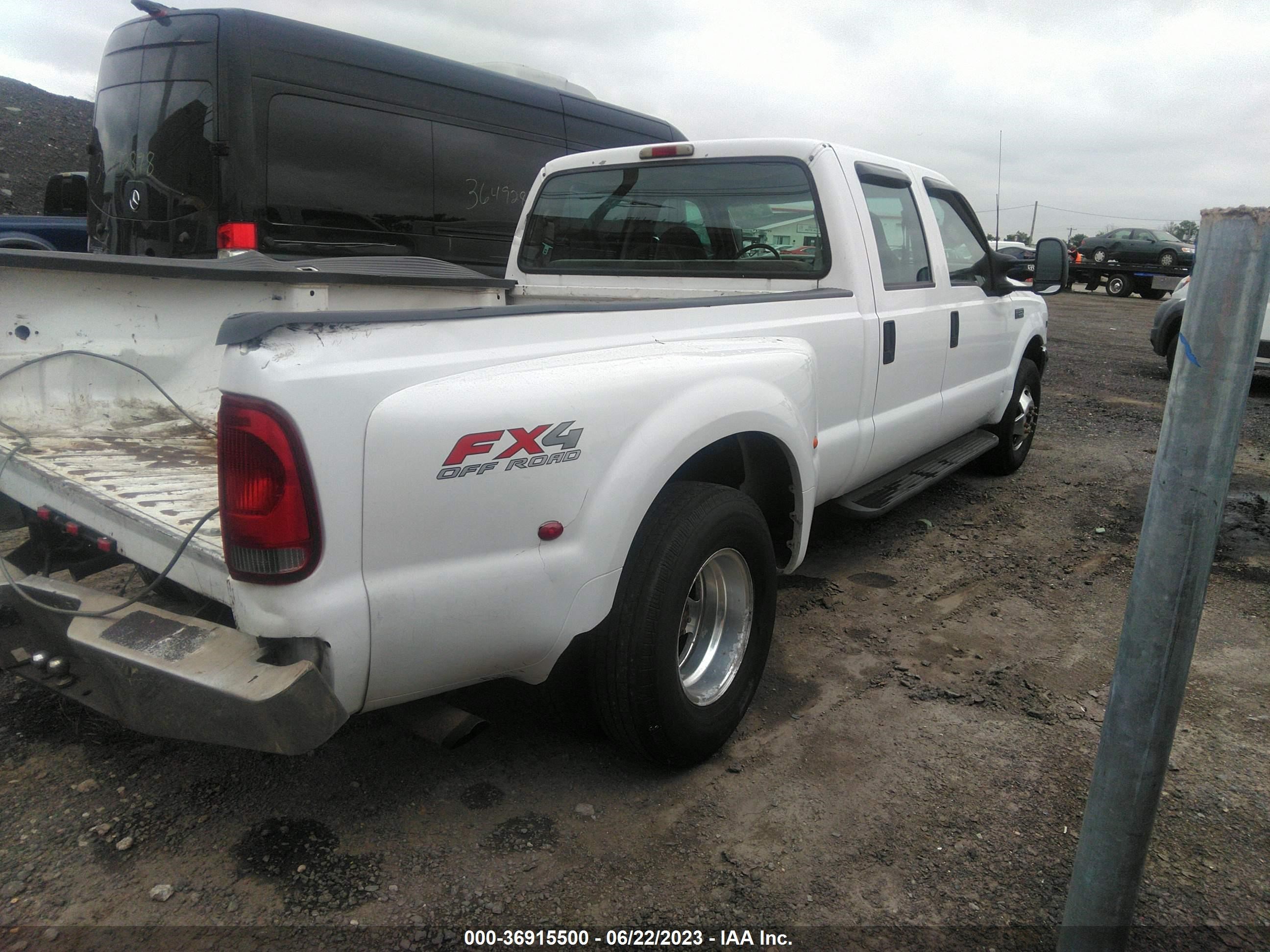 Photo 3 VIN: 1FTWW32F4XEA62493 - FORD F350 