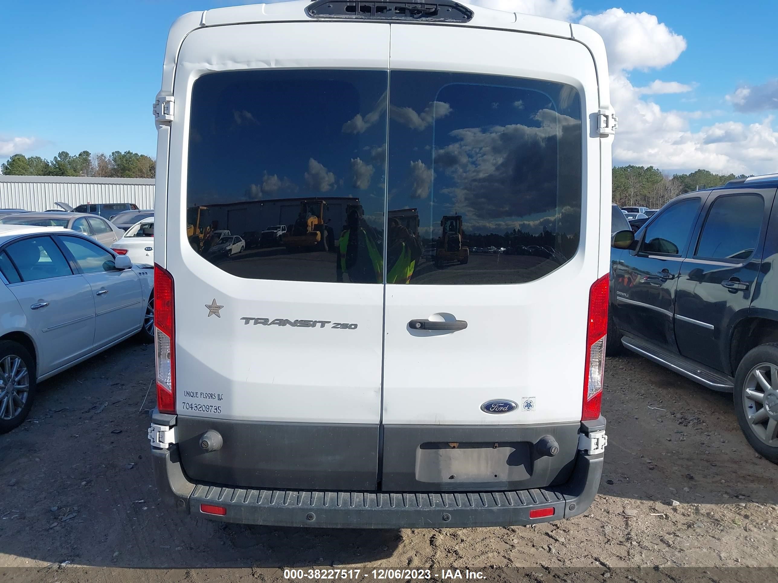 Photo 15 VIN: 1FTYR2CM7JKA00571 - FORD TRANSIT 