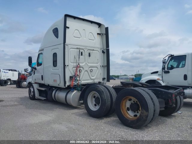 Photo 2 VIN: 1FUJHHDR6LLL16454 - FREIGHTLINER CASCADIA 