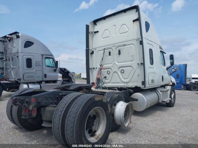 Photo 3 VIN: 1FUJHHDR6LLL16454 - FREIGHTLINER CASCADIA 