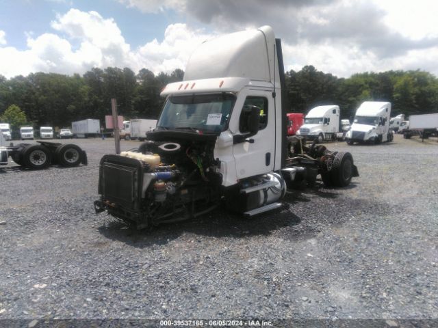 Photo 1 VIN: 1FUJHLDV5NLM47717 - FREIGHTLINER CASCADIA 