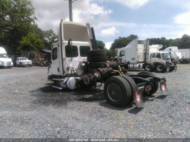 Photo 2 VIN: 1FUJHLDV5NLM47717 - FREIGHTLINER CASCADIA 