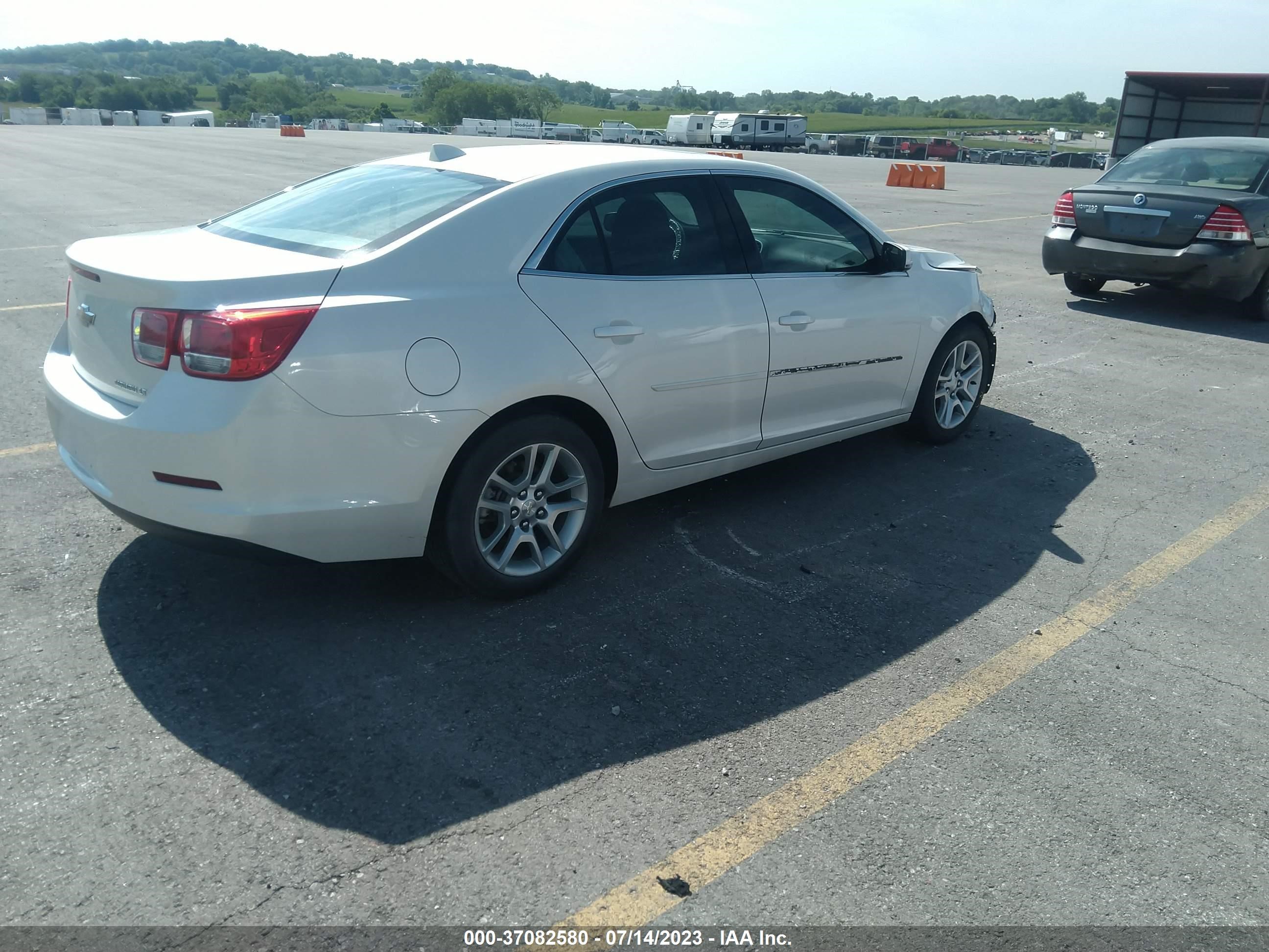 Photo 3 VIN: 1G11C5SL8EF184570 - CHEVROLET MALIBU 