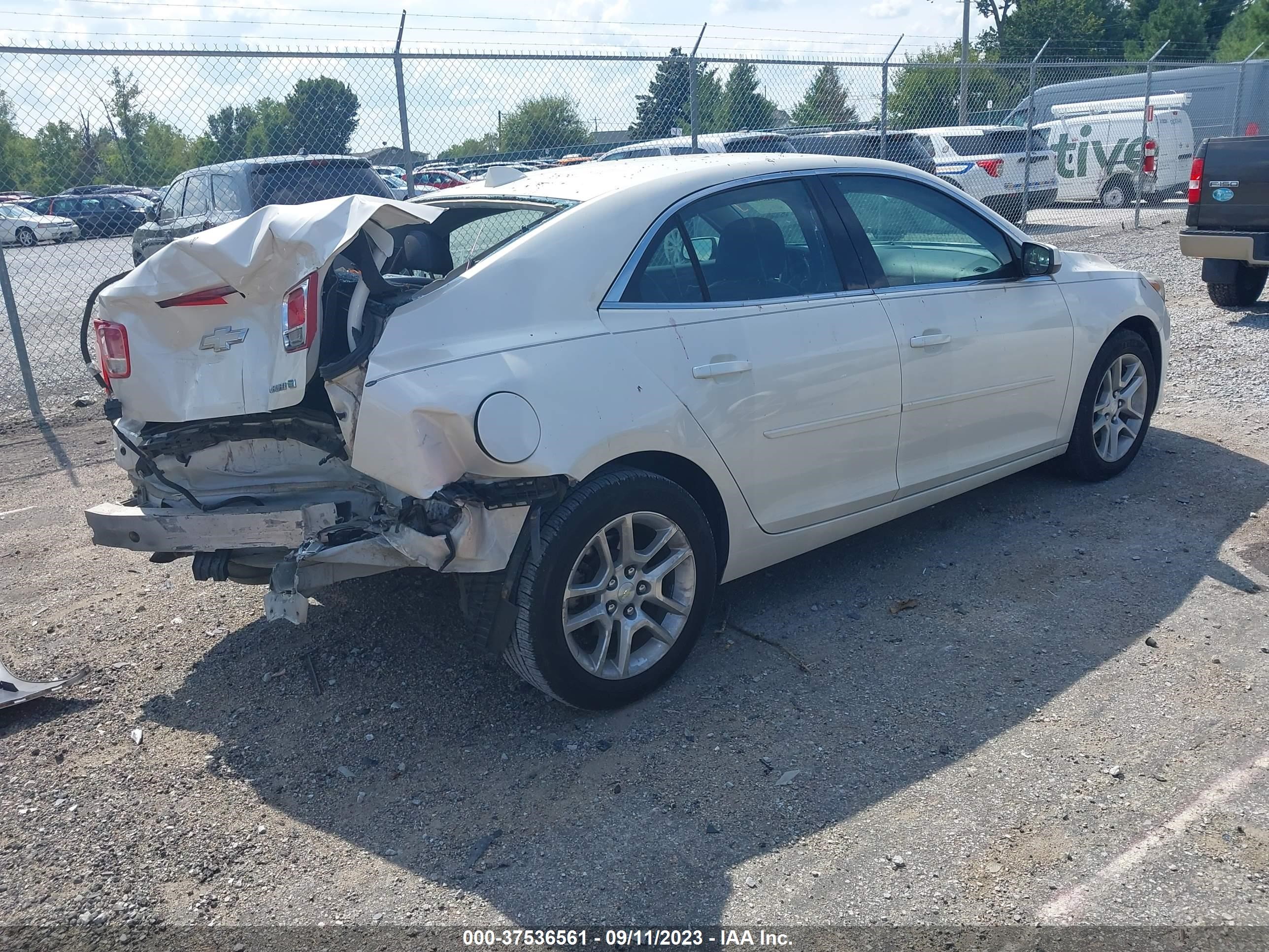 Photo 3 VIN: 1G11D5SR8DF184231 - CHEVROLET MALIBU 