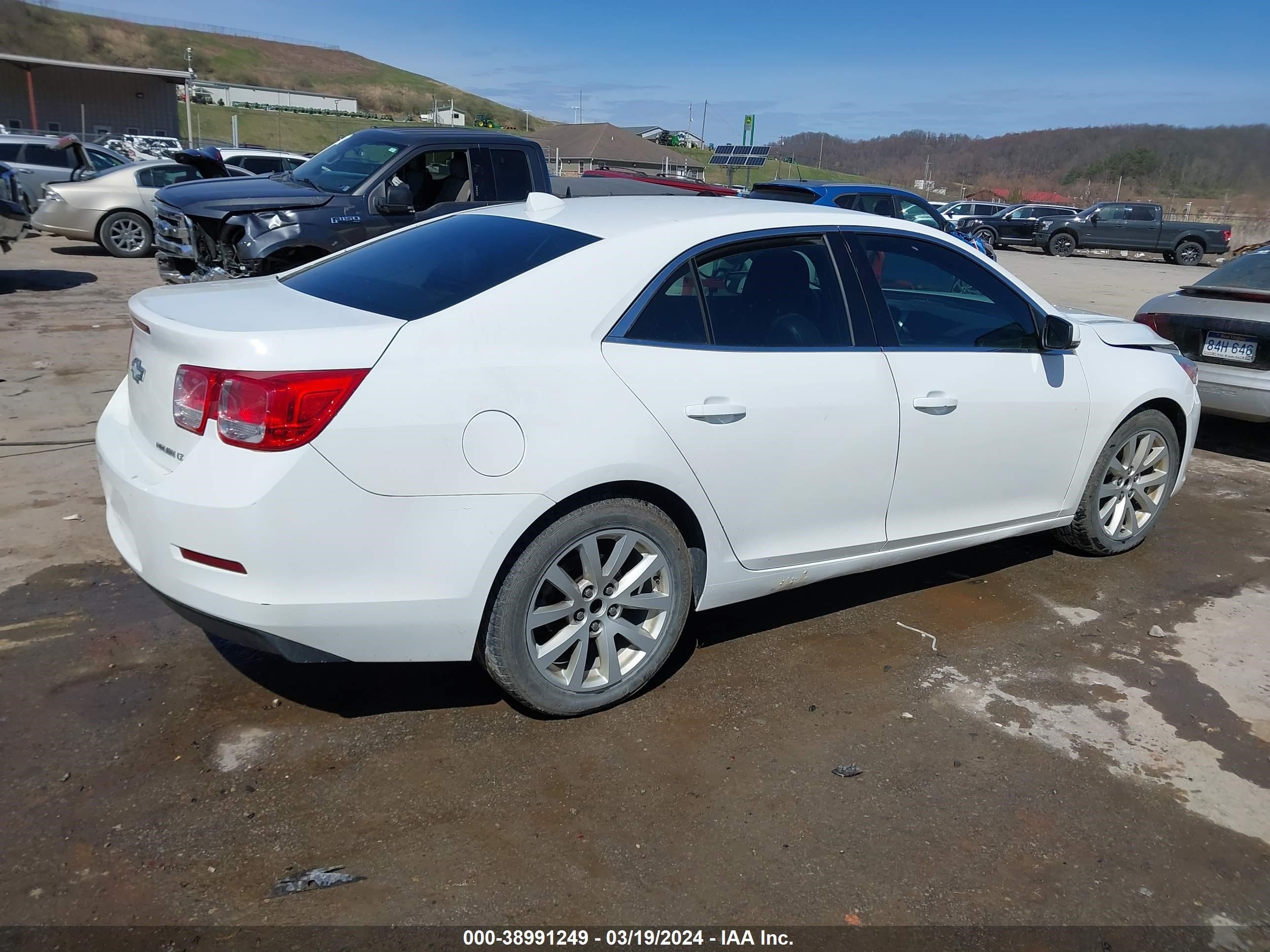 Photo 3 VIN: 1G11E5SL5EU130777 - CHEVROLET MALIBU 