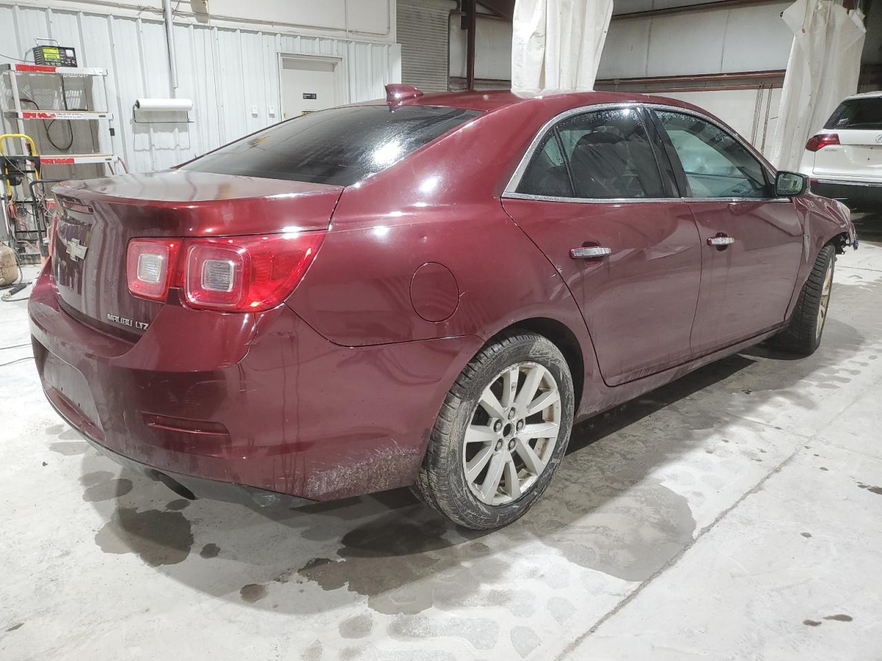 Photo 2 VIN: 1G11F5SL1FF204909 - CHEVROLET MALIBU 