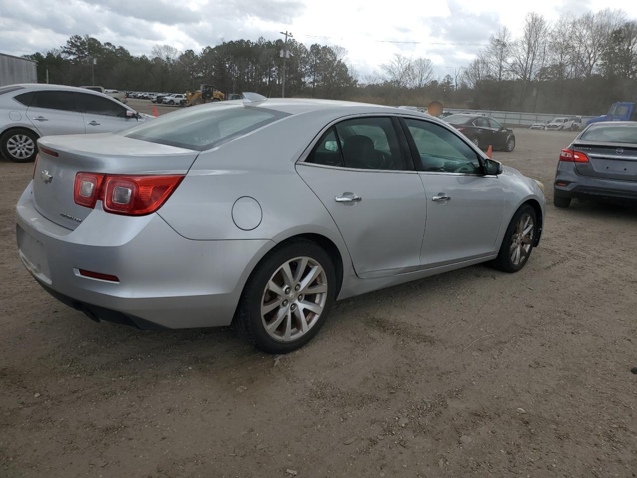 Photo 2 VIN: 1G11F5SL2FF126723 - CHEVROLET MALIBU 