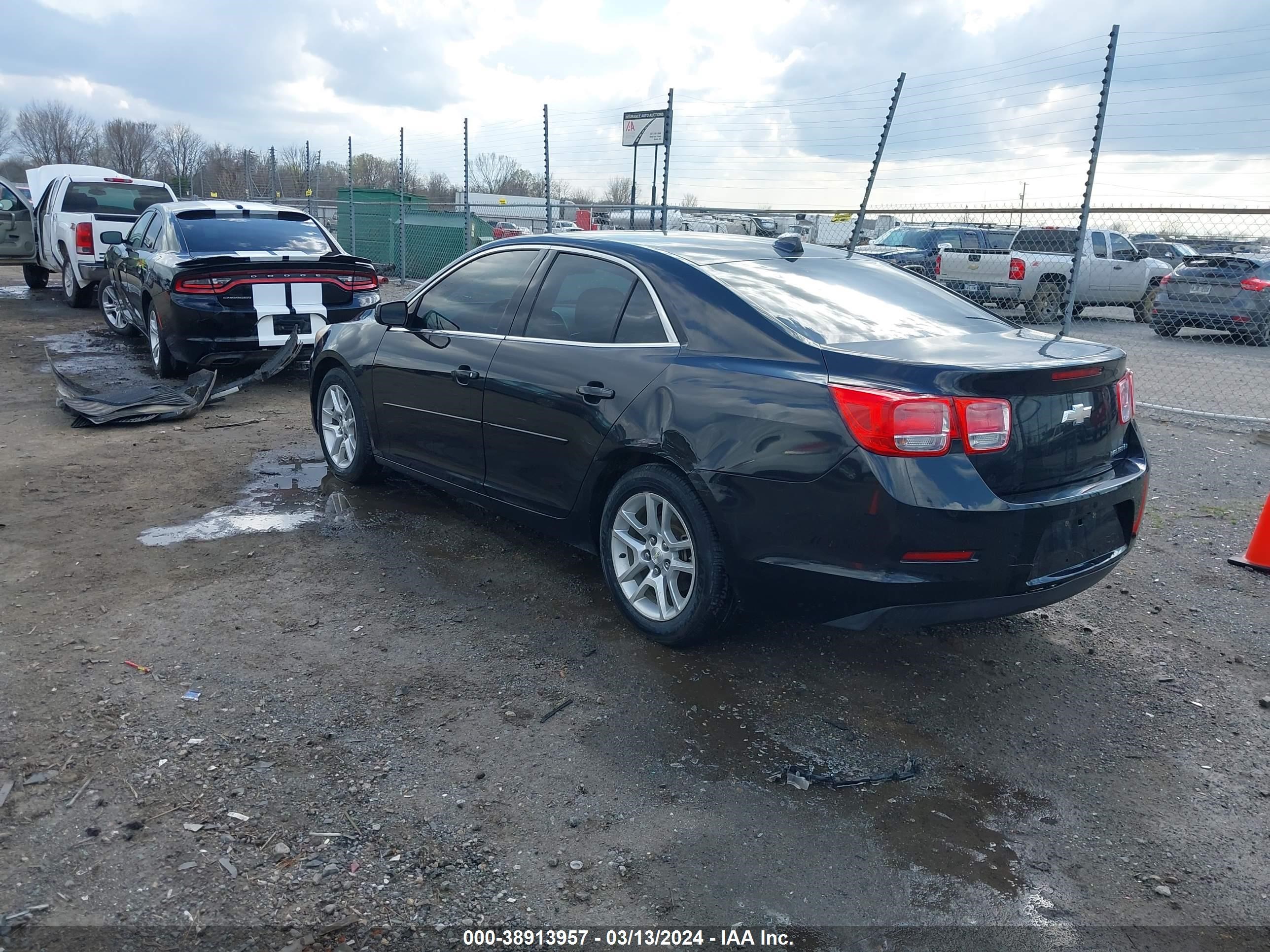 Photo 2 VIN: 1G11F5SRXDF167585 - CHEVROLET MALIBU 