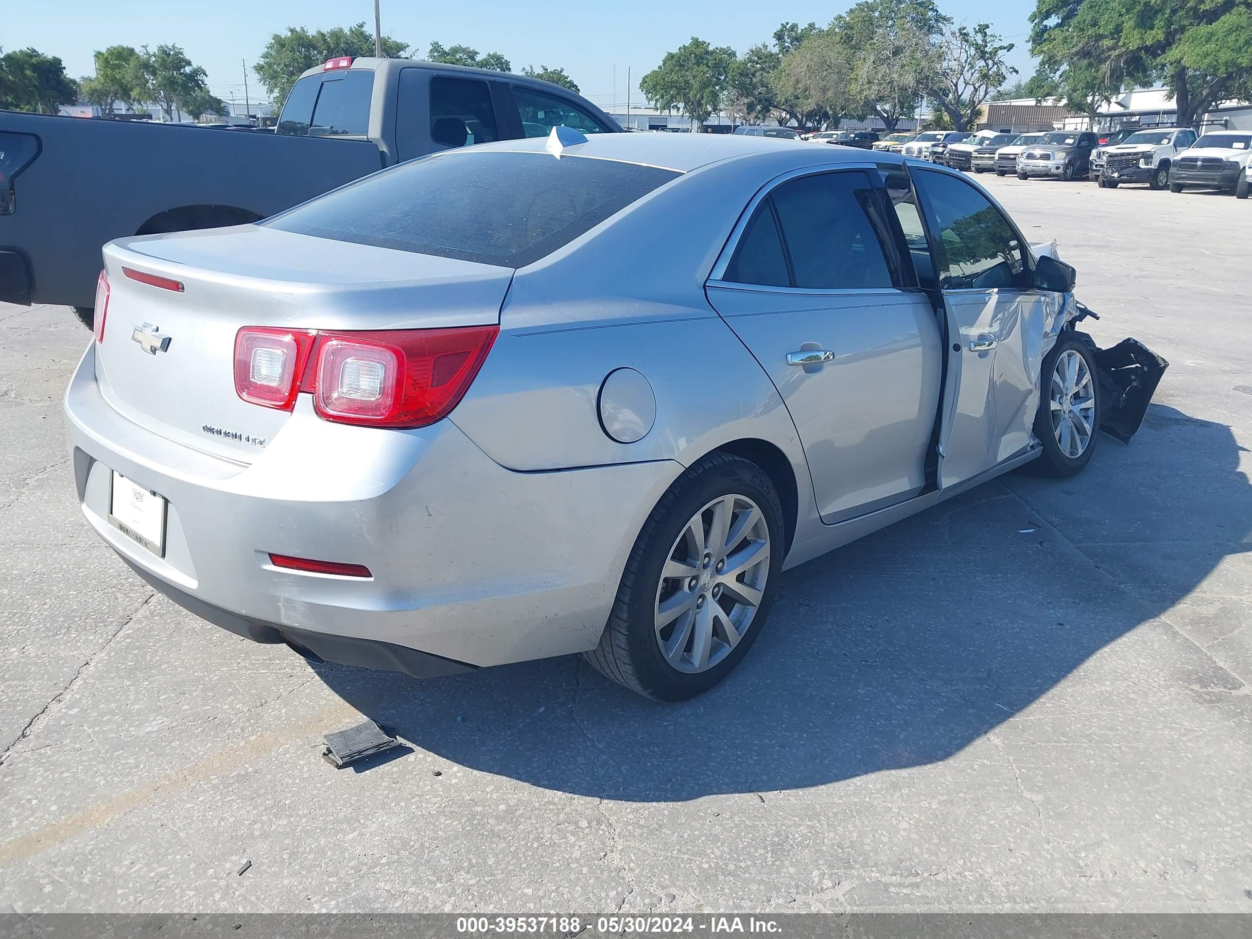 Photo 3 VIN: 1G11H5SL1EF149581 - CHEVROLET MALIBU 