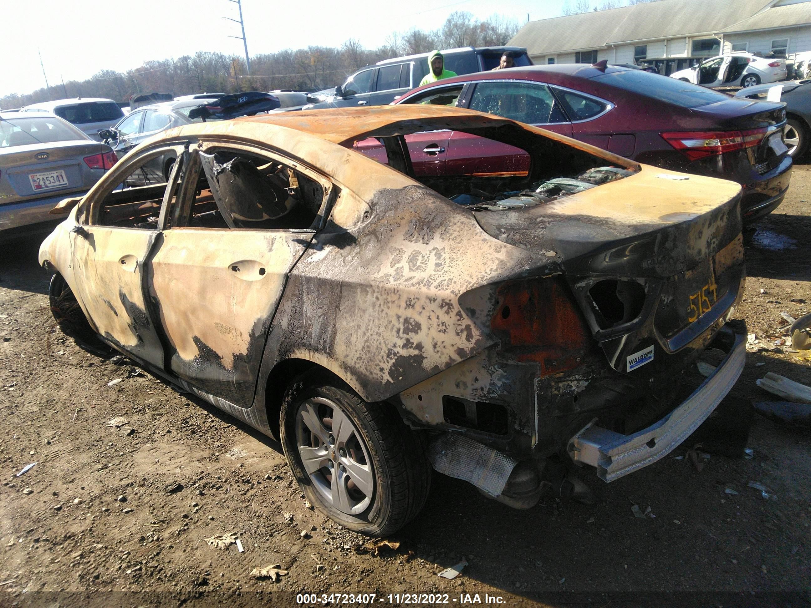 Photo 2 VIN: 1G1BC5SM2J7233635 - CHEVROLET CRUZE 