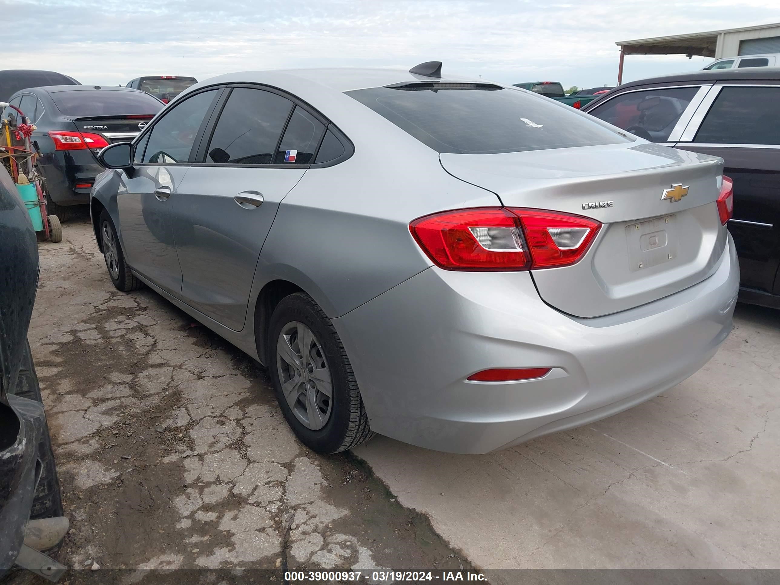 Photo 2 VIN: 1G1BC5SM3J7104142 - CHEVROLET CRUZE 