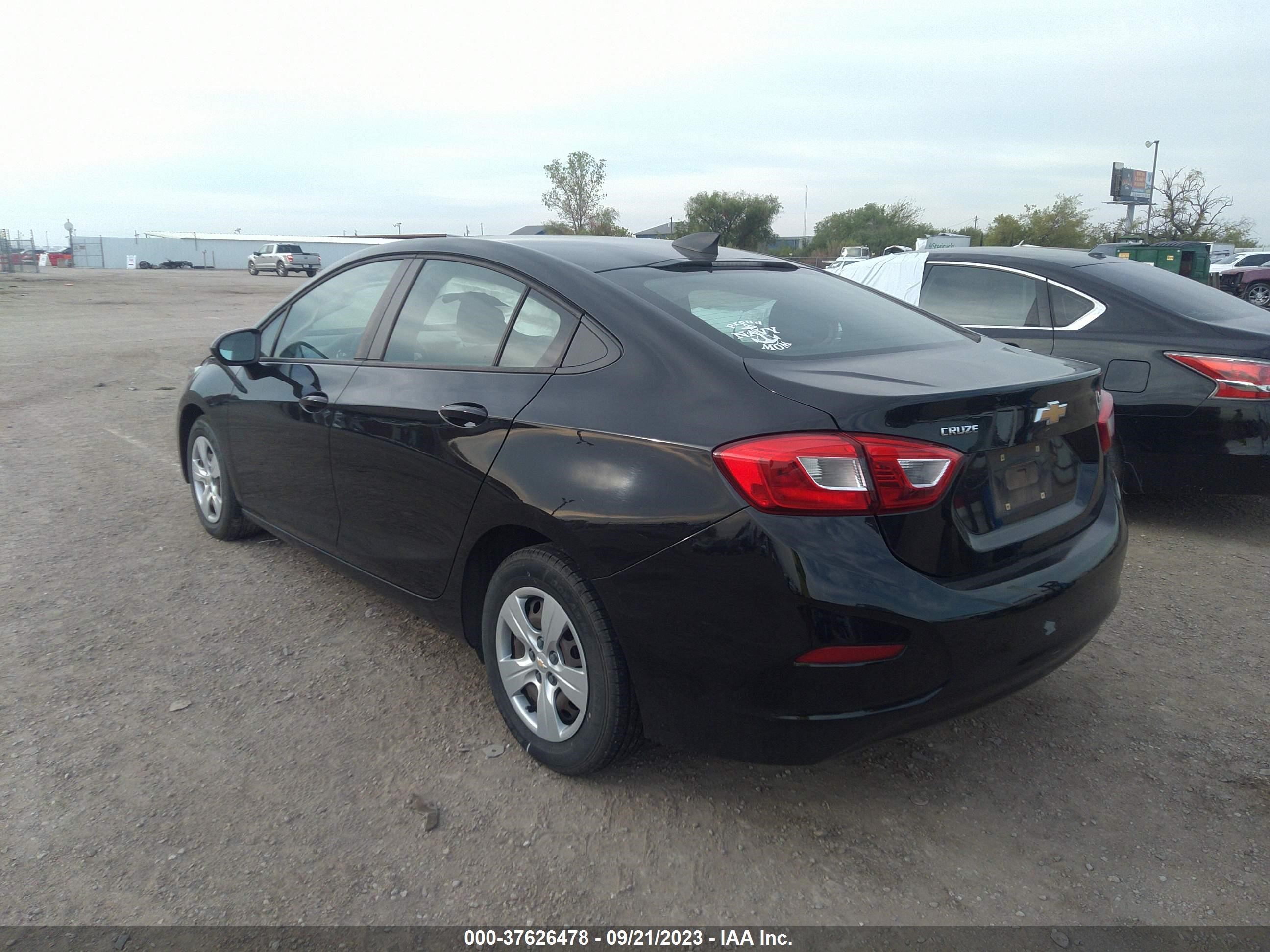 Photo 2 VIN: 1G1BC5SM3J7247303 - CHEVROLET CRUZE 