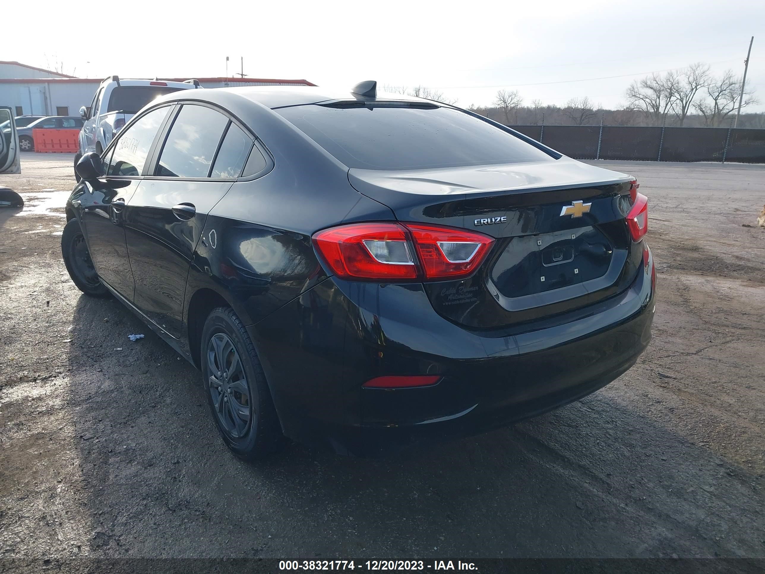 Photo 2 VIN: 1G1BC5SM6J7211072 - CHEVROLET CRUZE 