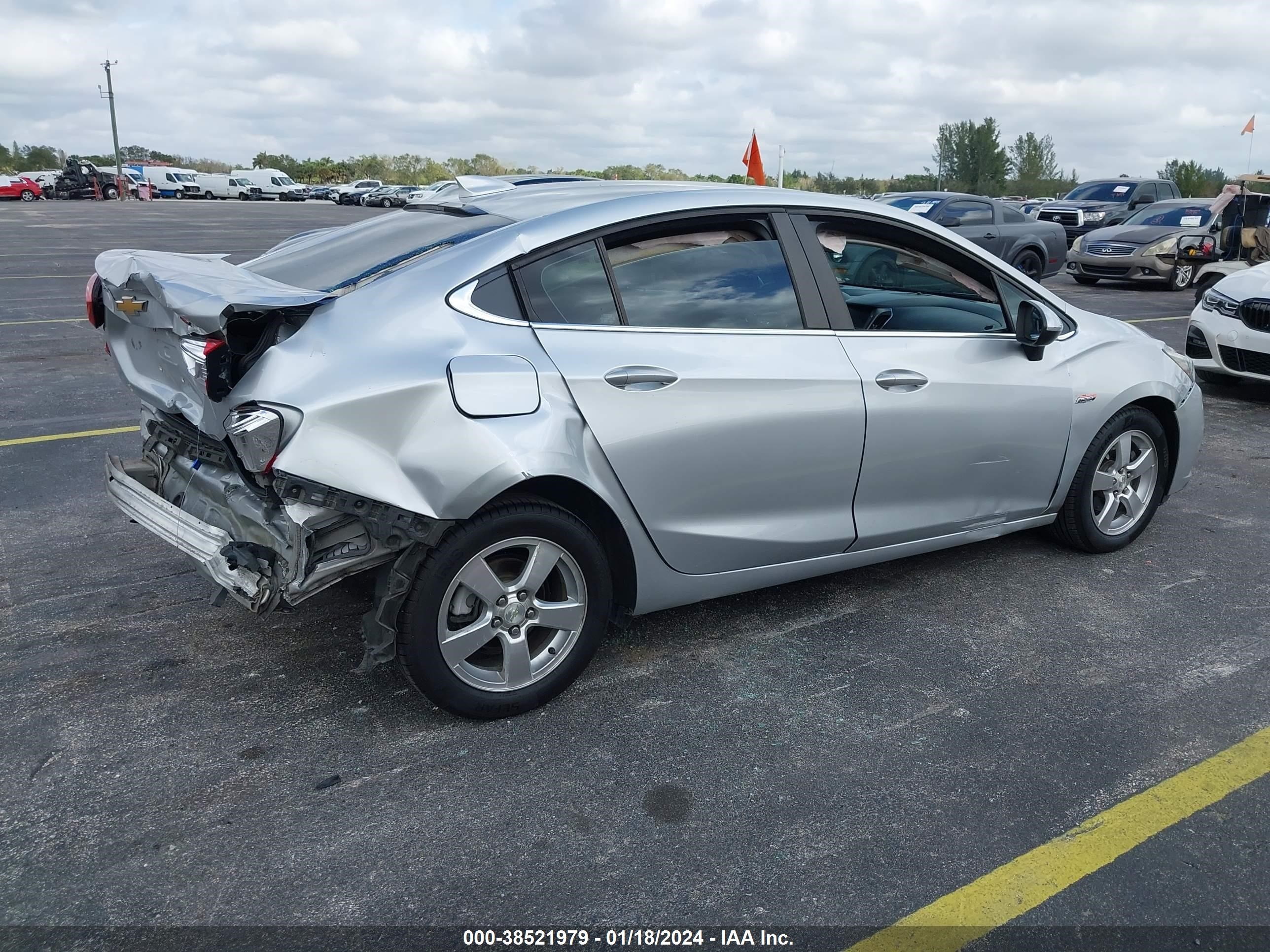 Photo 3 VIN: 1G1BE5SM0J7108045 - CHEVROLET CRUZE 