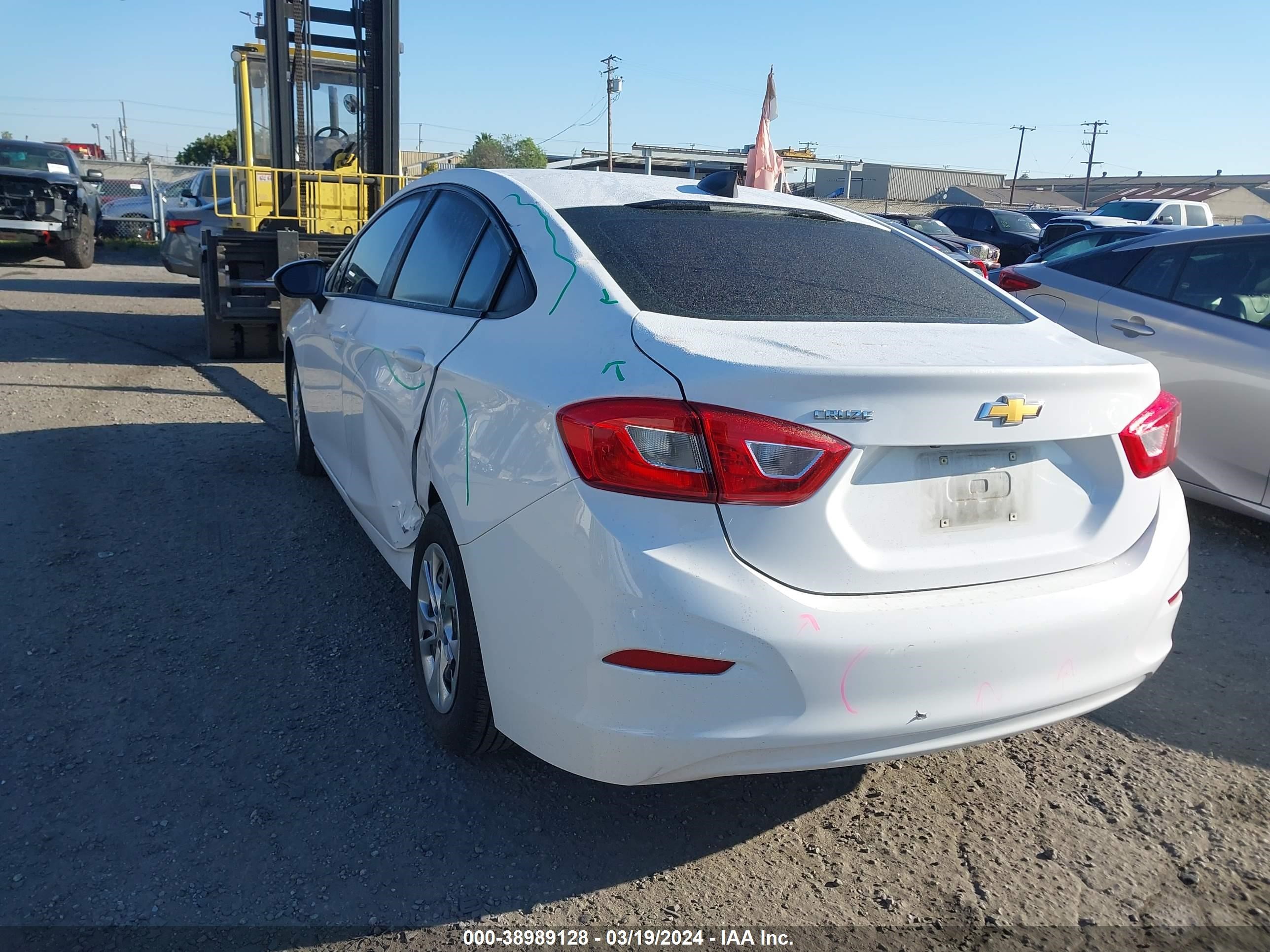 Photo 2 VIN: 1G1BJ5SM0K7106776 - CHEVROLET CRUZE 