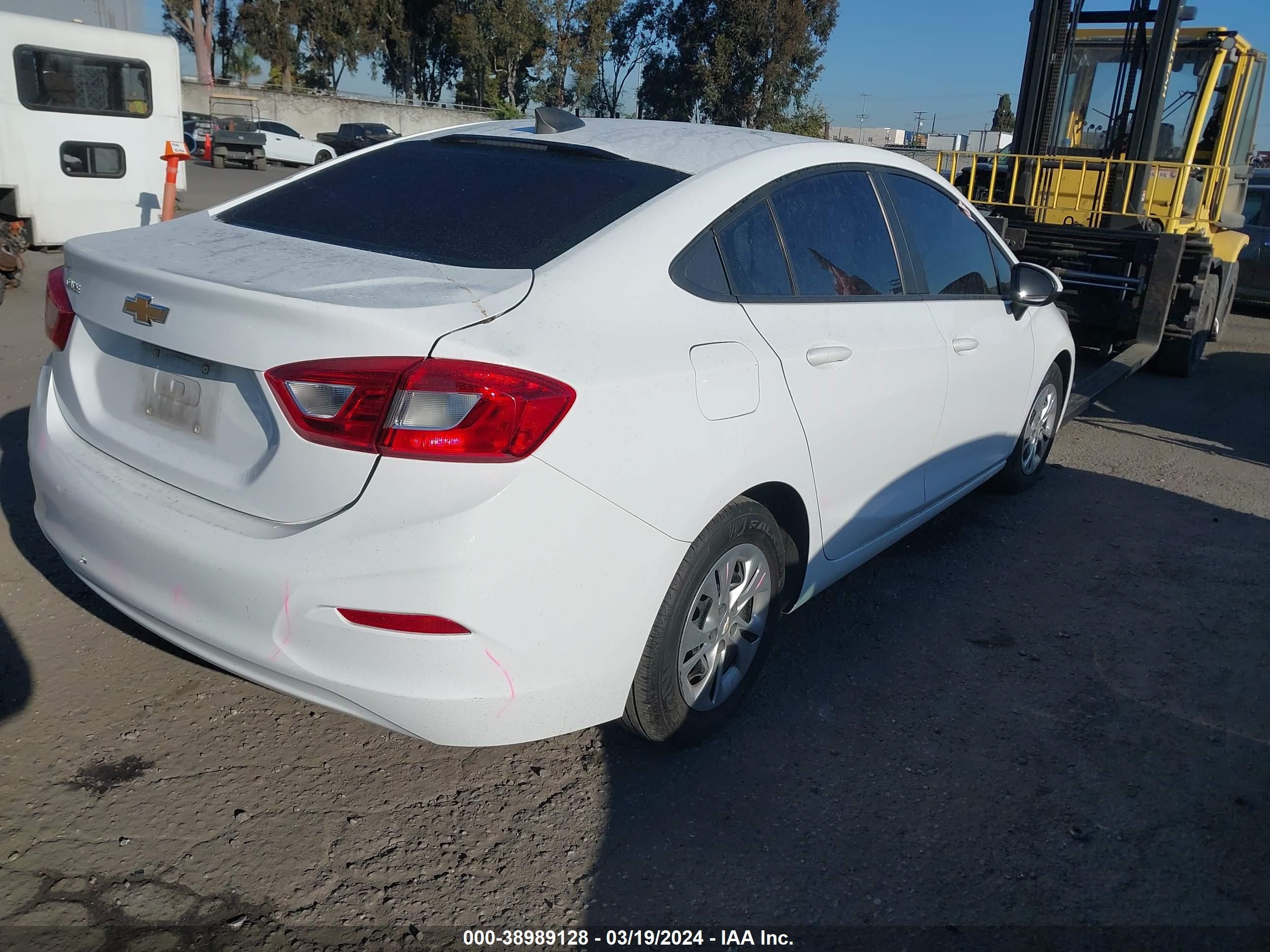 Photo 3 VIN: 1G1BJ5SM0K7106776 - CHEVROLET CRUZE 